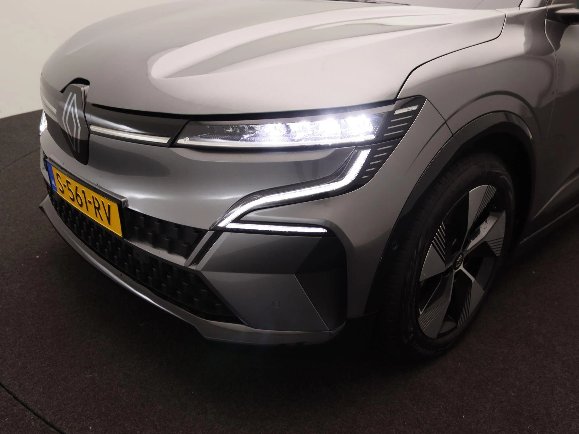 Renault-Megane E-Tech-image-13
