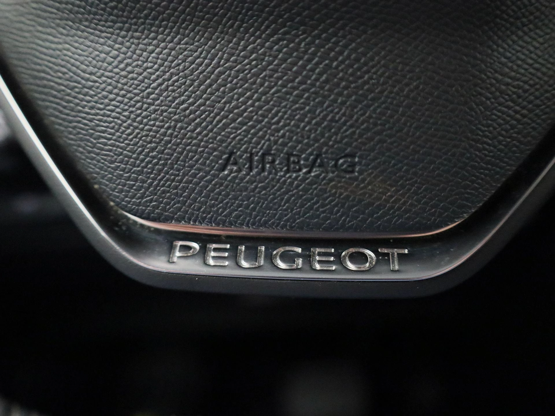 Peugeot-e-2008-image-25