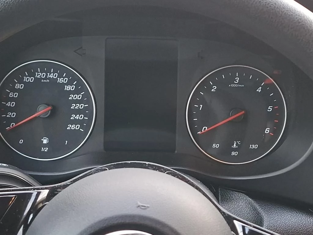 Mercedes-Benz-Vito-image-17