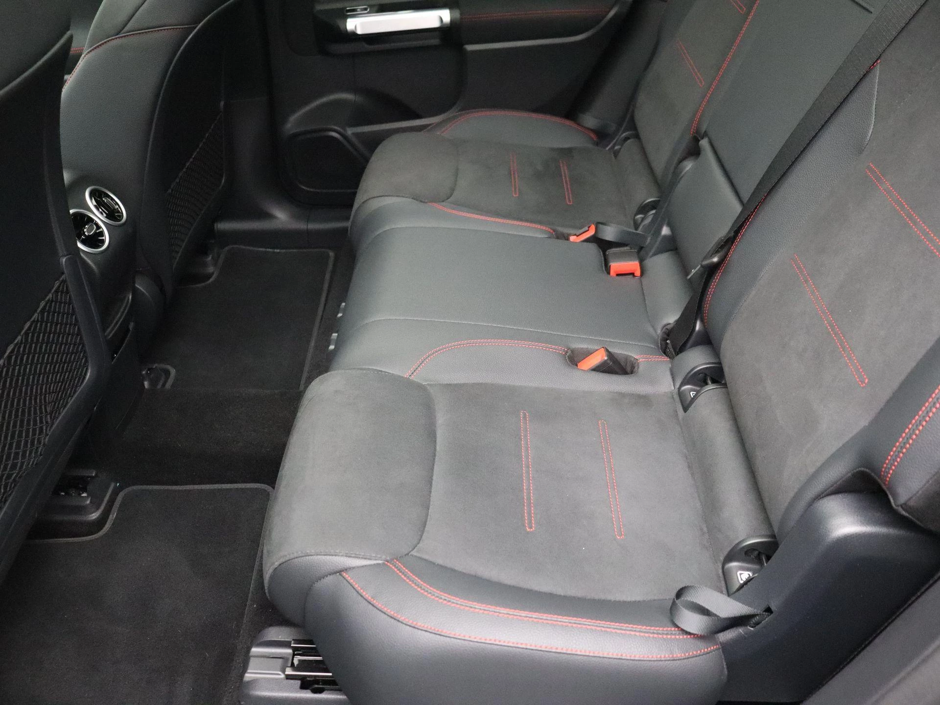 Mercedes-Benz EQB 250+ AMG Line + PANORAMISCH DAK + CARPLAY + ADVANCED SOUND +
