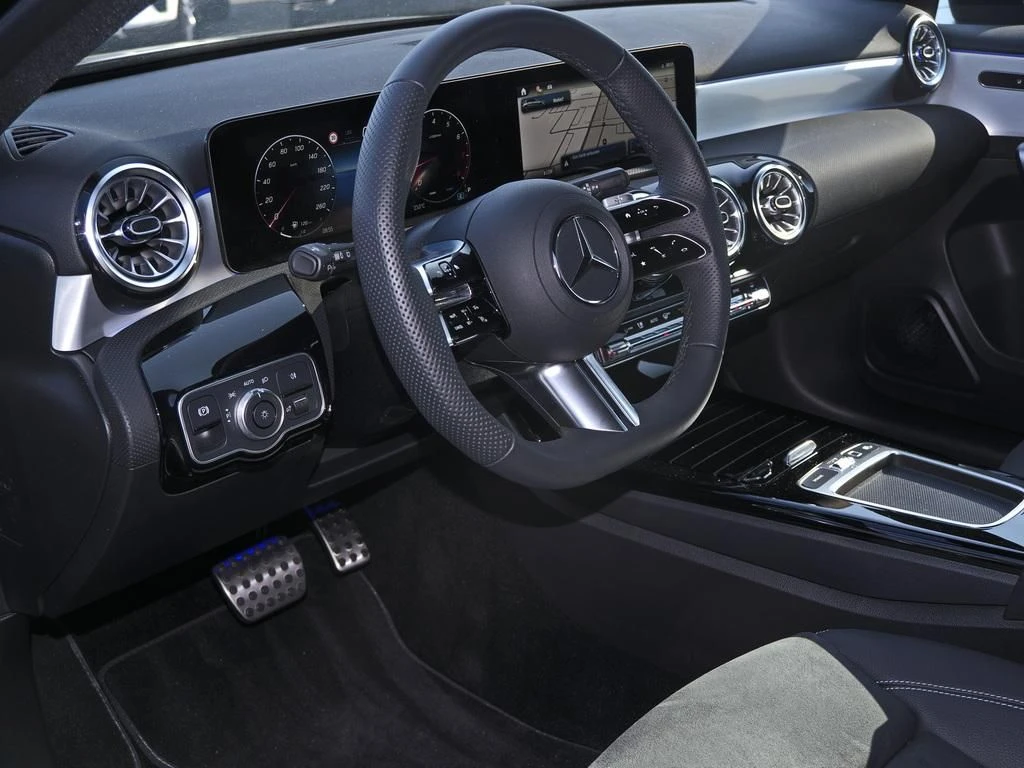 Mercedes-Benz-A-Klasse 200-image-9