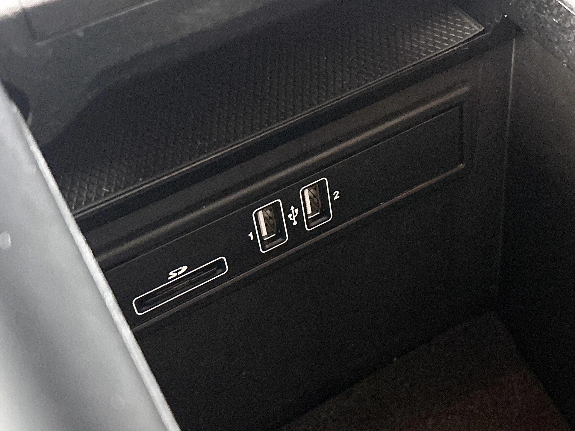 Mercedes-Benz-GLC-image-35