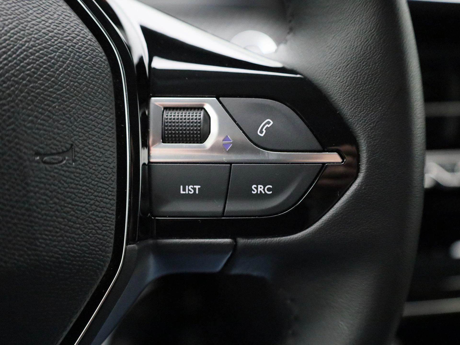 Peugeot-e-208-image-18