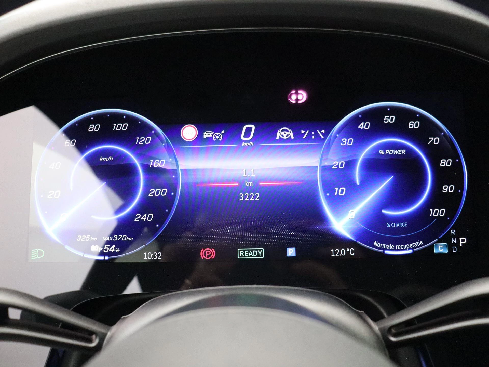 Mercedes-Benz-EQS-image-12