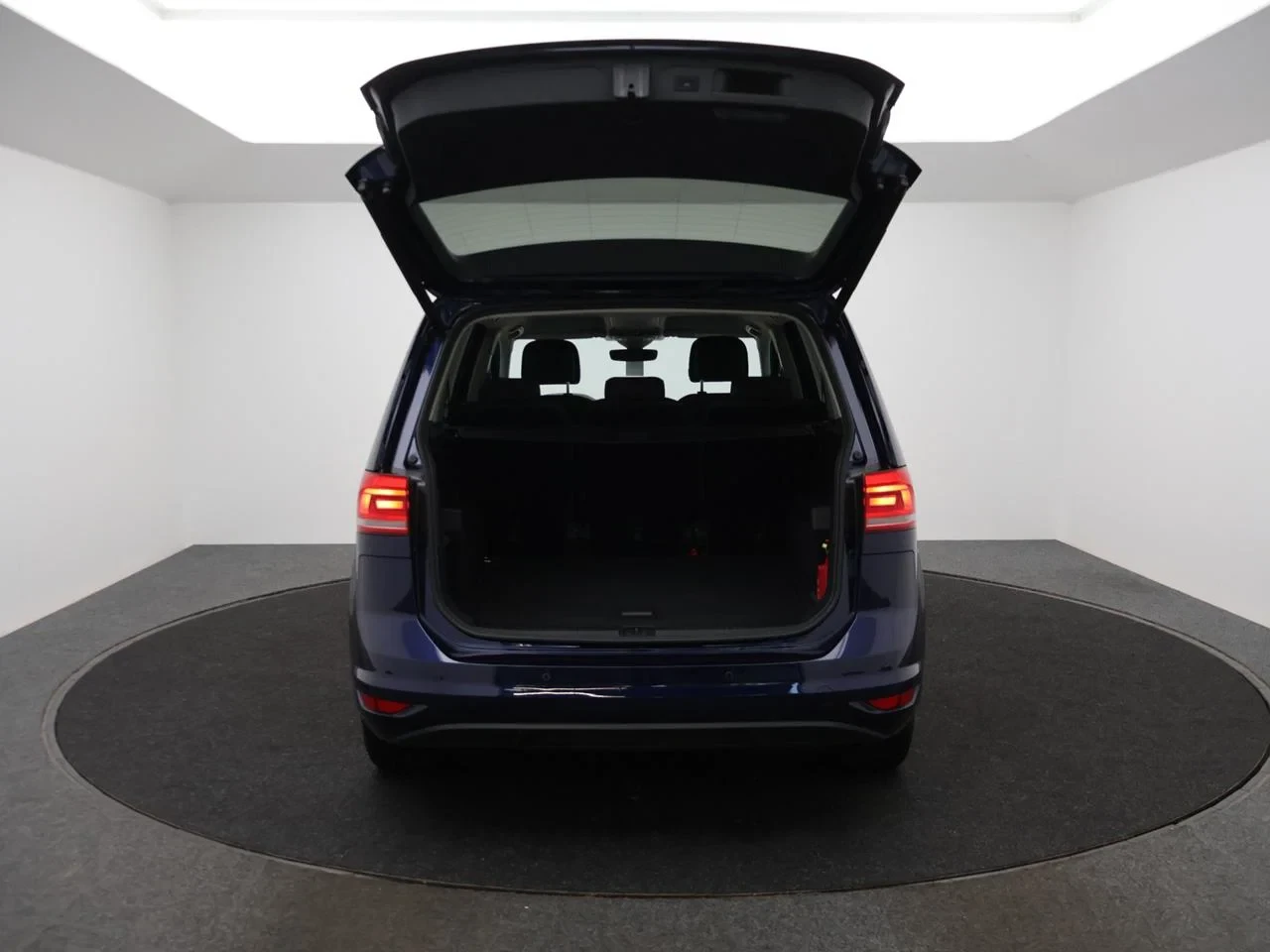 Volkswagen-Touran-image-27