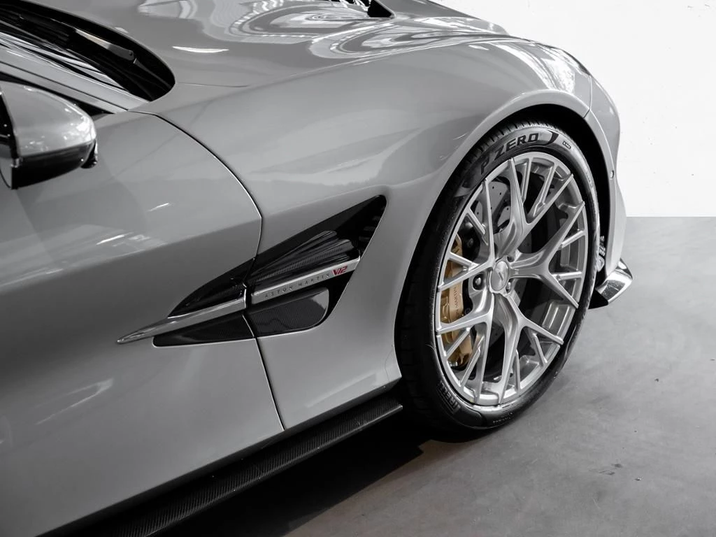 Aston Martin-Vanquish-image-8