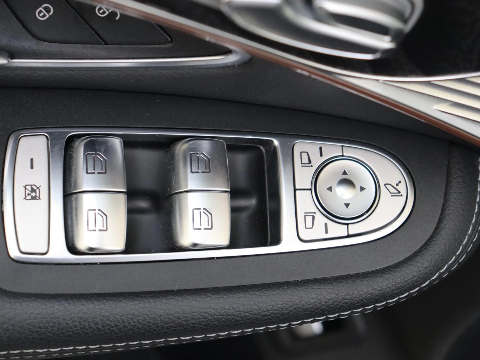 Mercedes-Benz-EQC-image-26