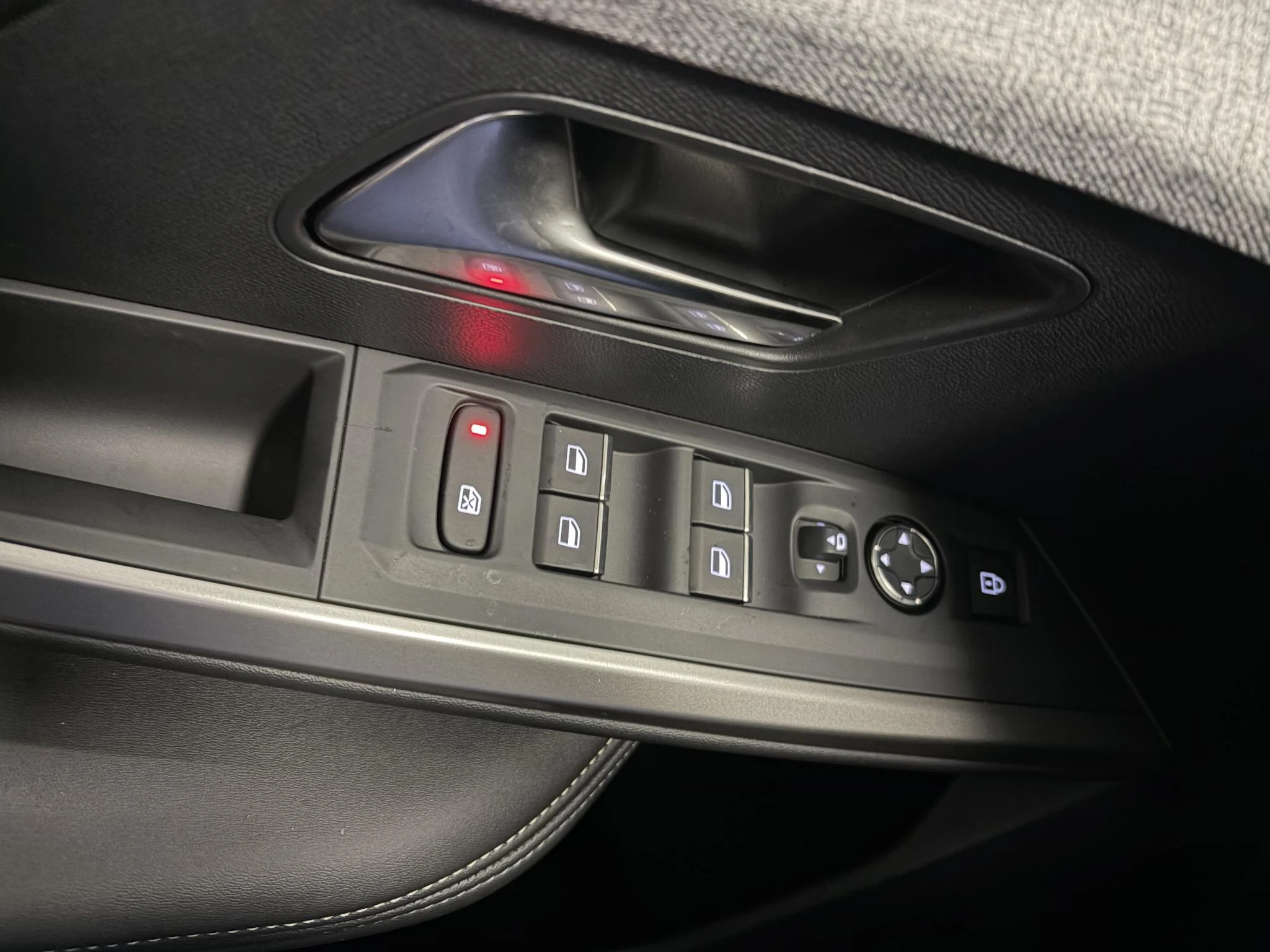 Peugeot-e-5008-image-21