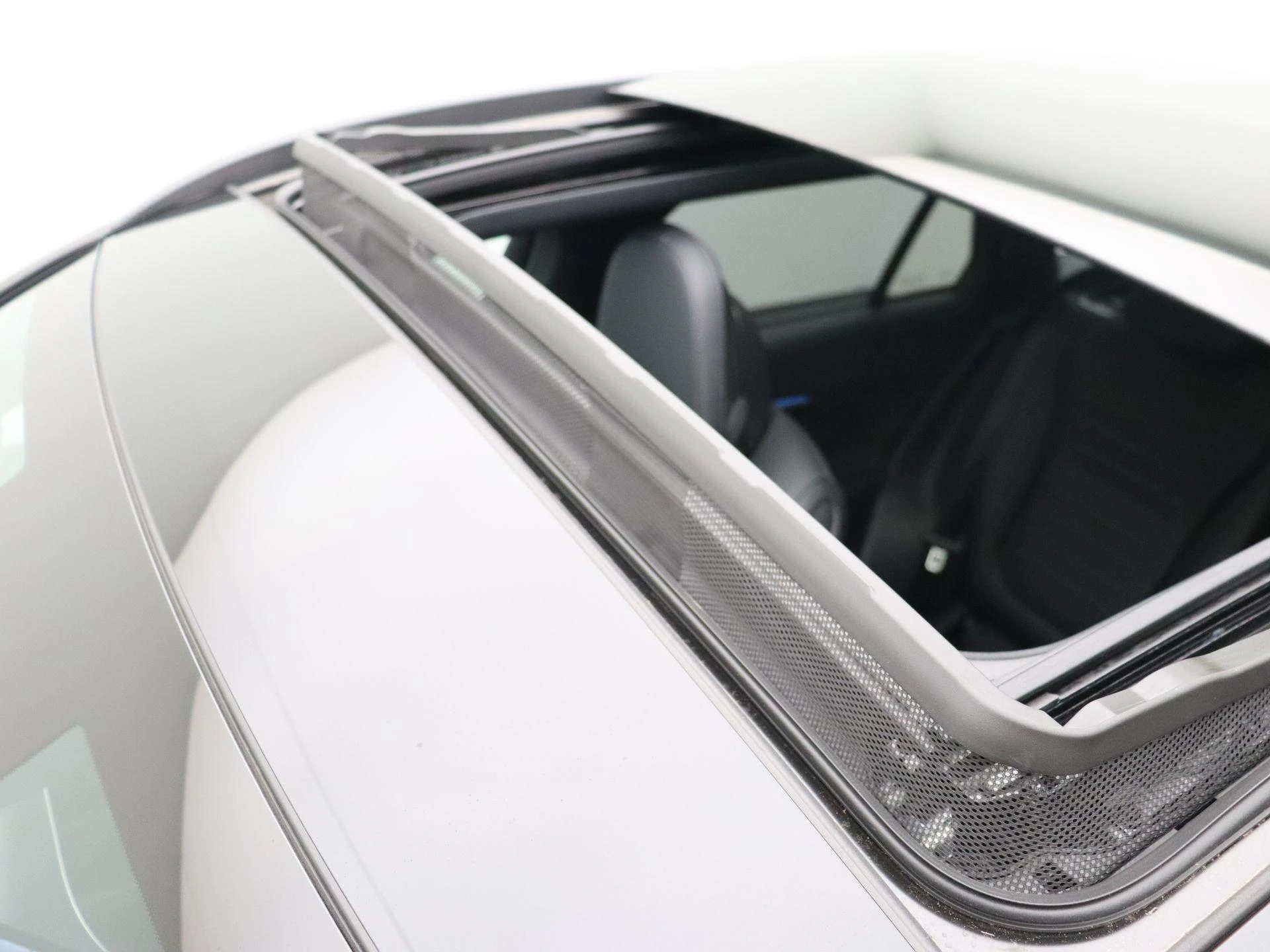 Mercedes-Benz-GLC-image-18