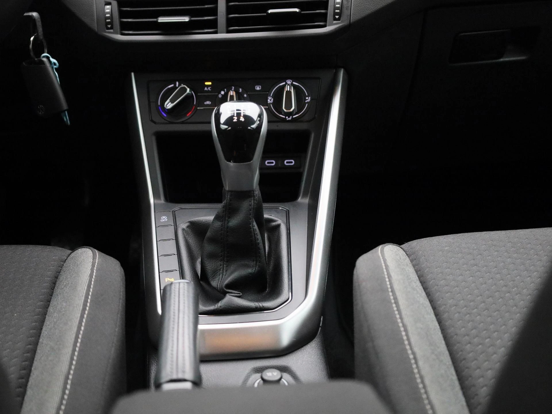 Volkswagen-Polo-image-9
