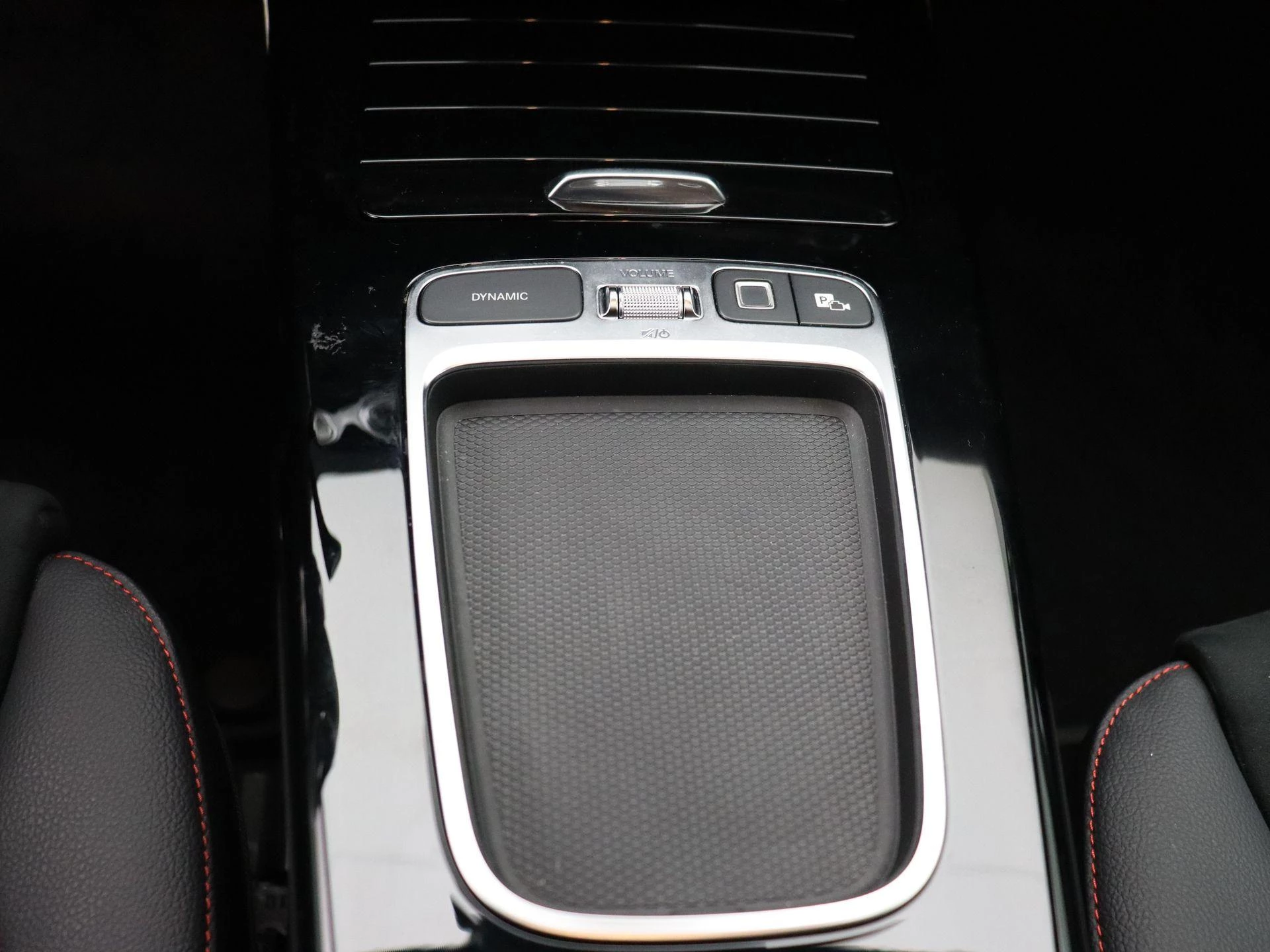 Mercedes-Benz A-Klasse 250 e AMG Line + PANO DAK + MULTIBEAM LED + CARPLAY +
