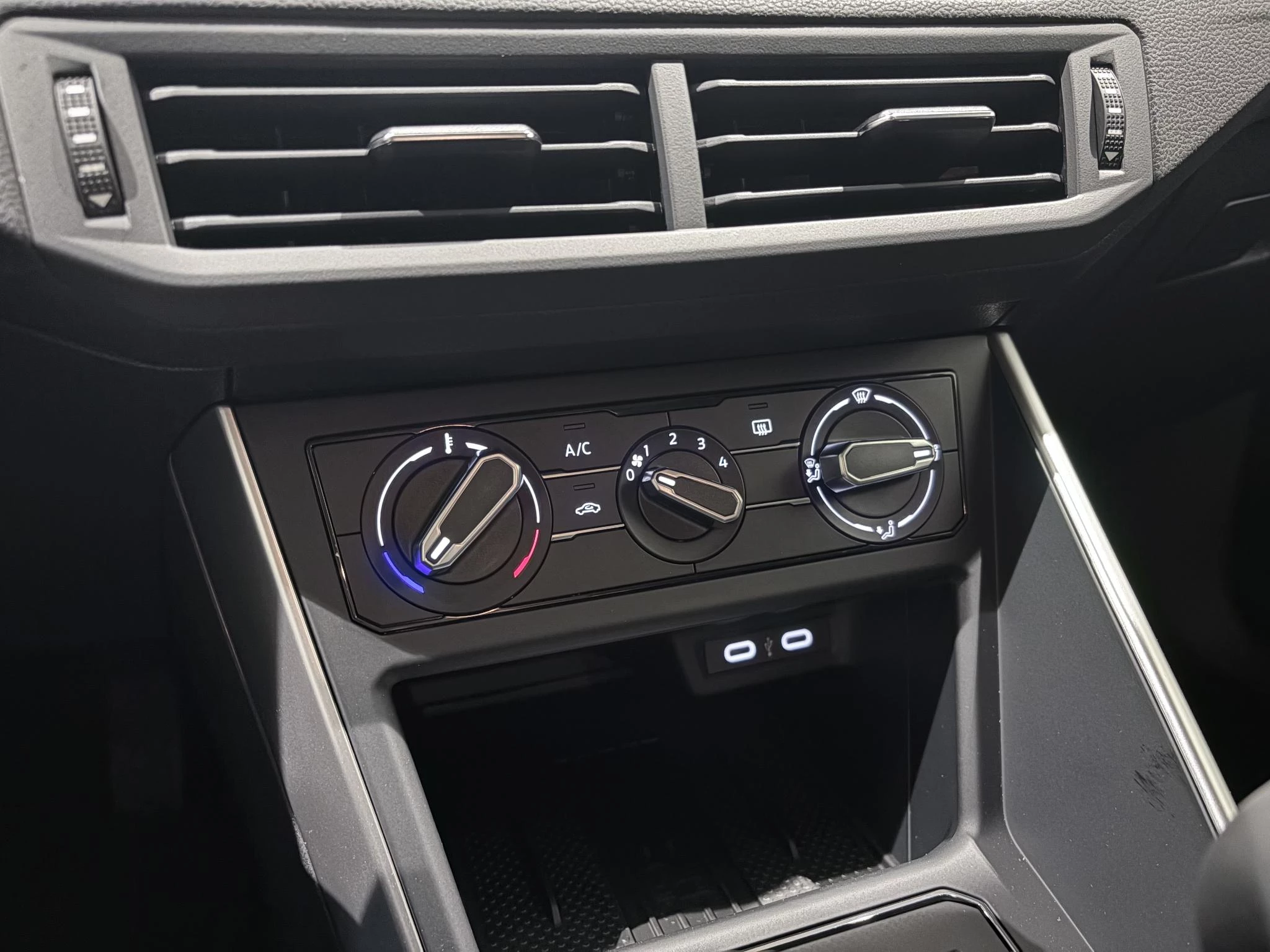 Volkswagen-Polo-image-25