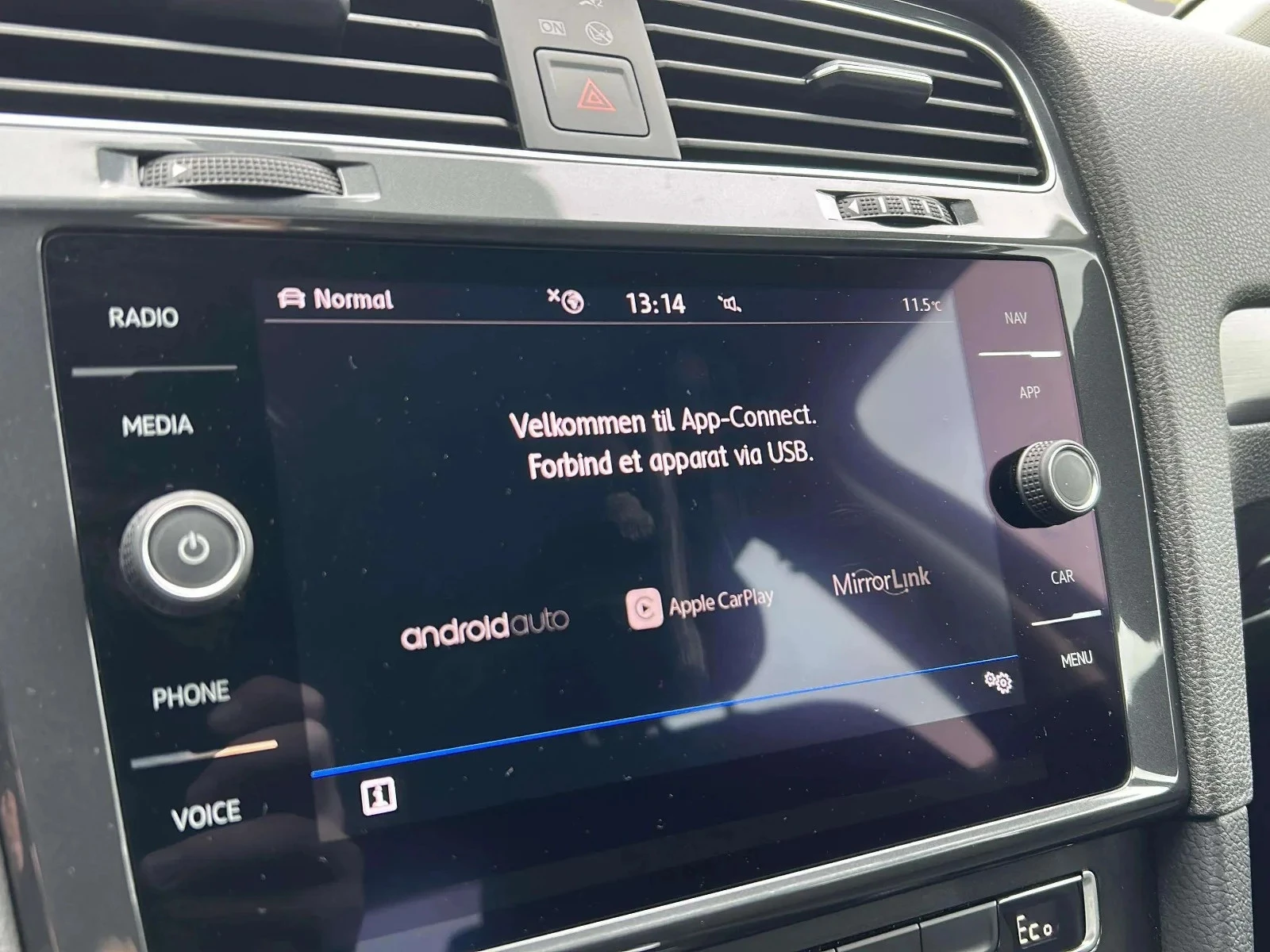 Volkswagen-e-Golf-image-18