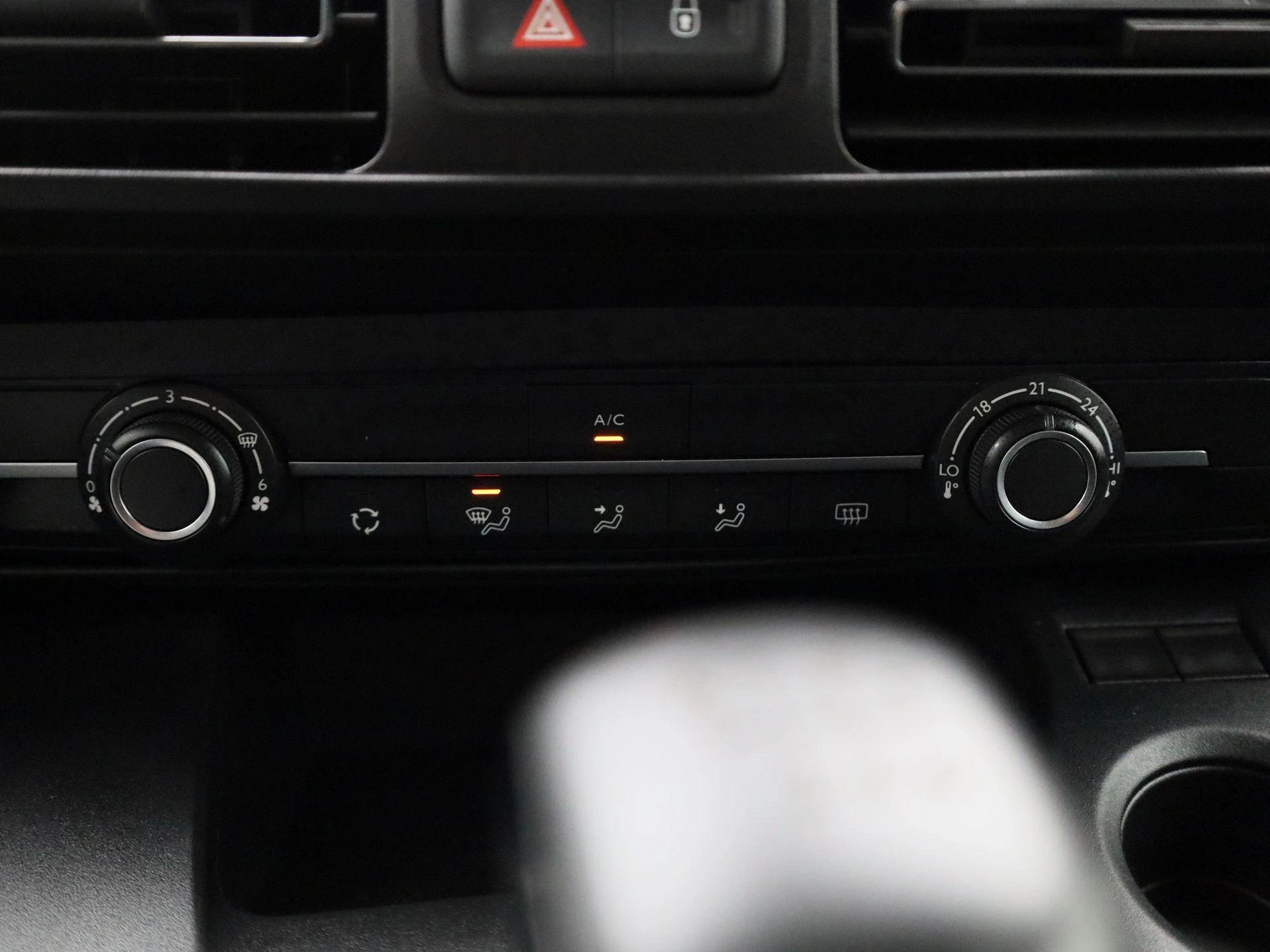 Opel-Combo Life-image-16