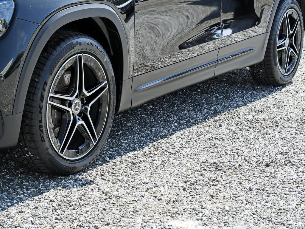 Mercedes-Benz-GLB 200 d-image-6