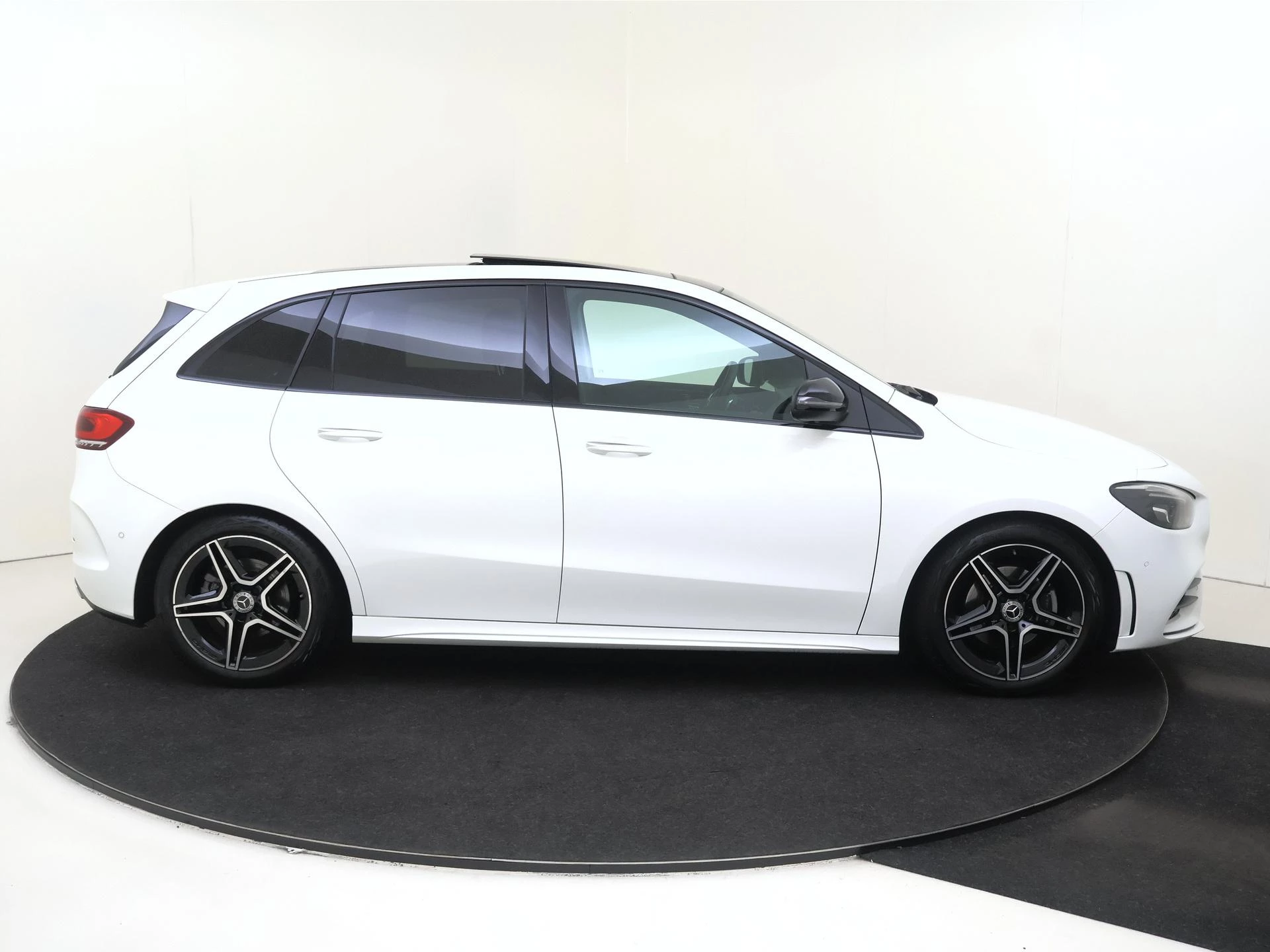 Mercedes-Benz-B-Klasse-image-9