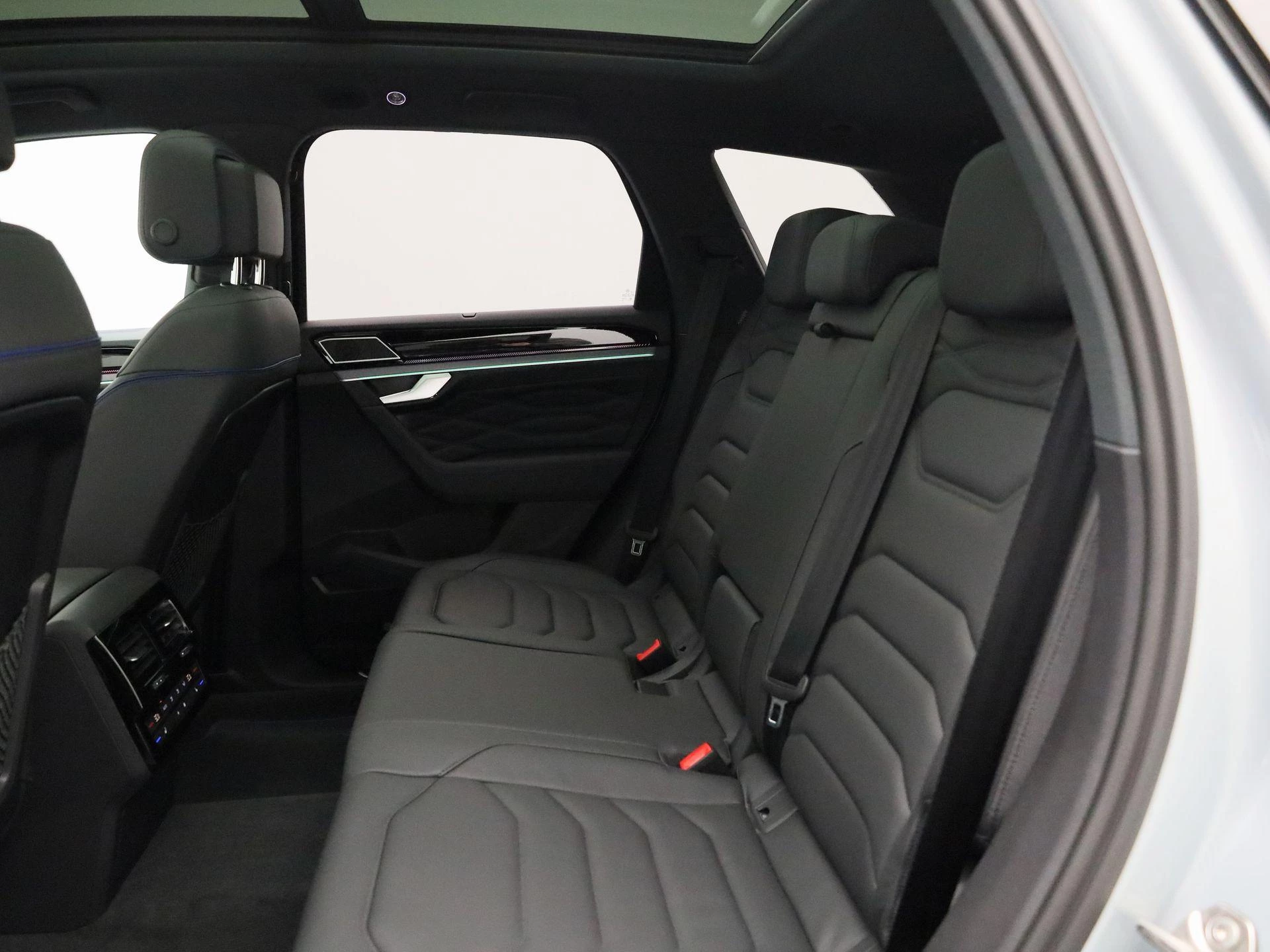 Volkswagen-Touareg-image-10