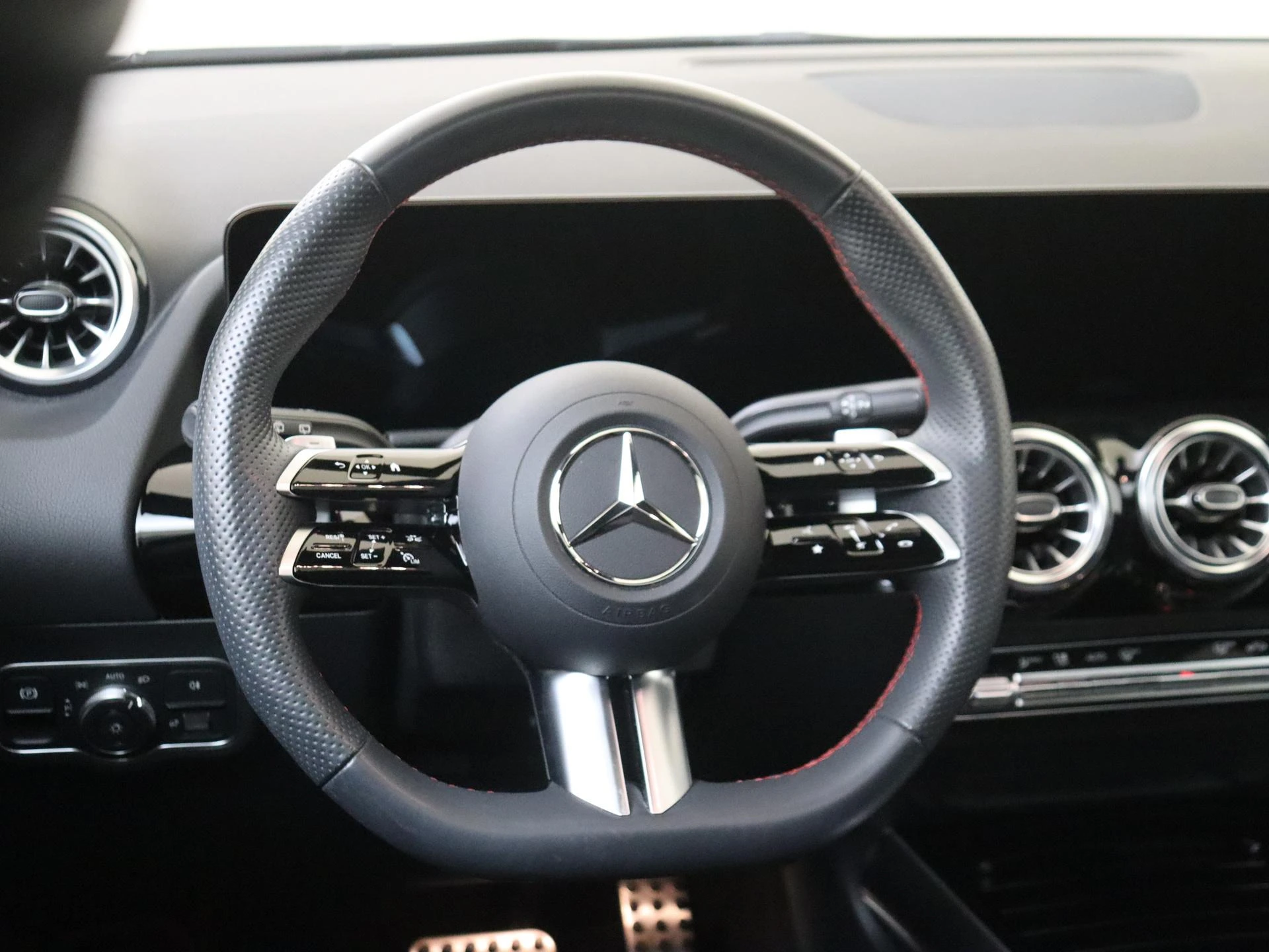 Mercedes-Benz-GLA-image-10
