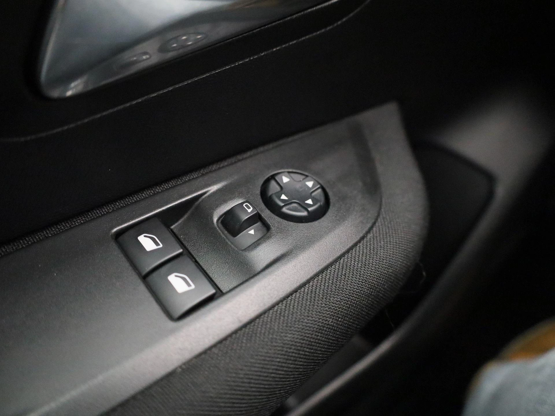 Peugeot-e-208-image-21