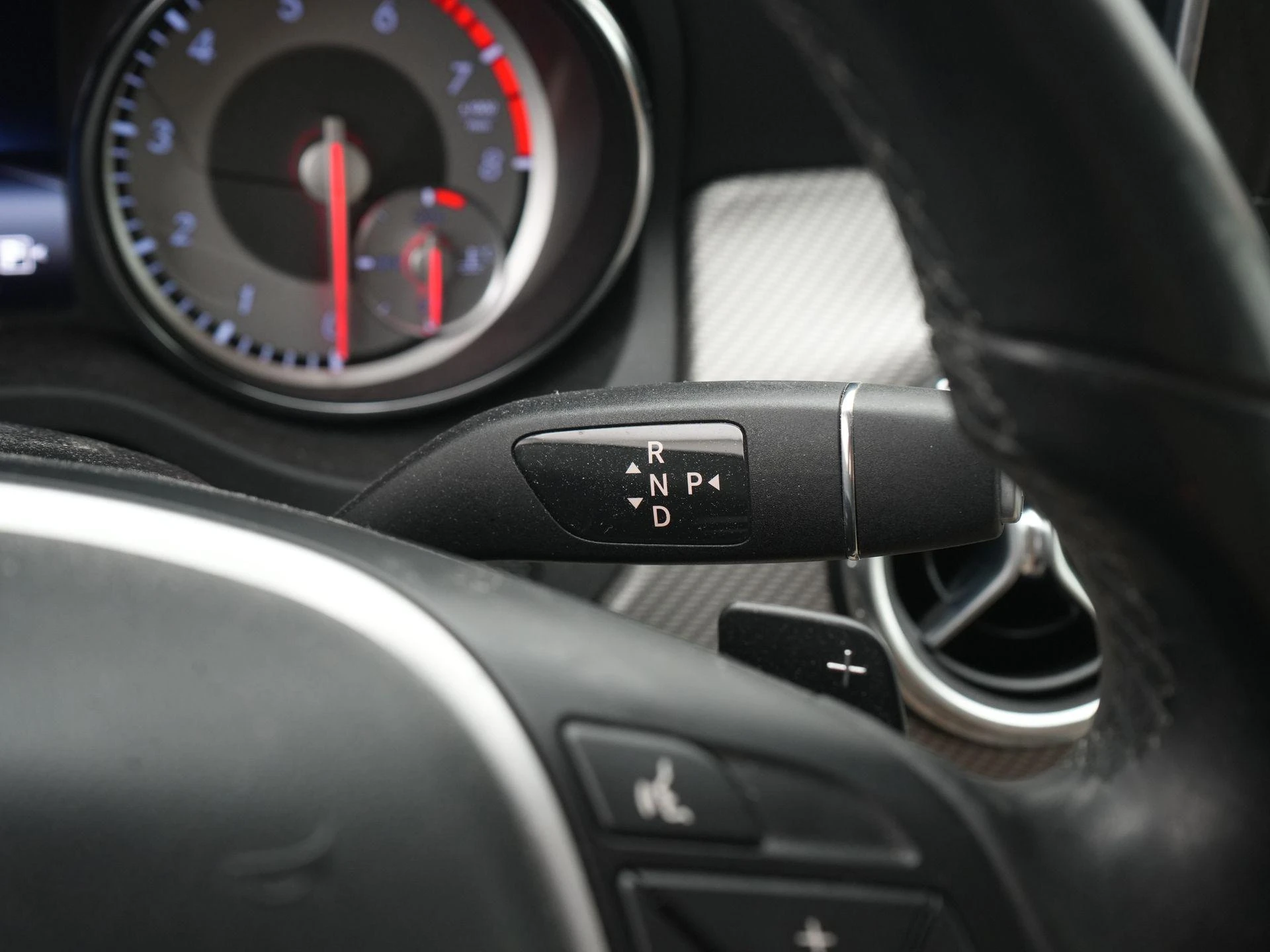 Mercedes-Benz-GLA-image-25