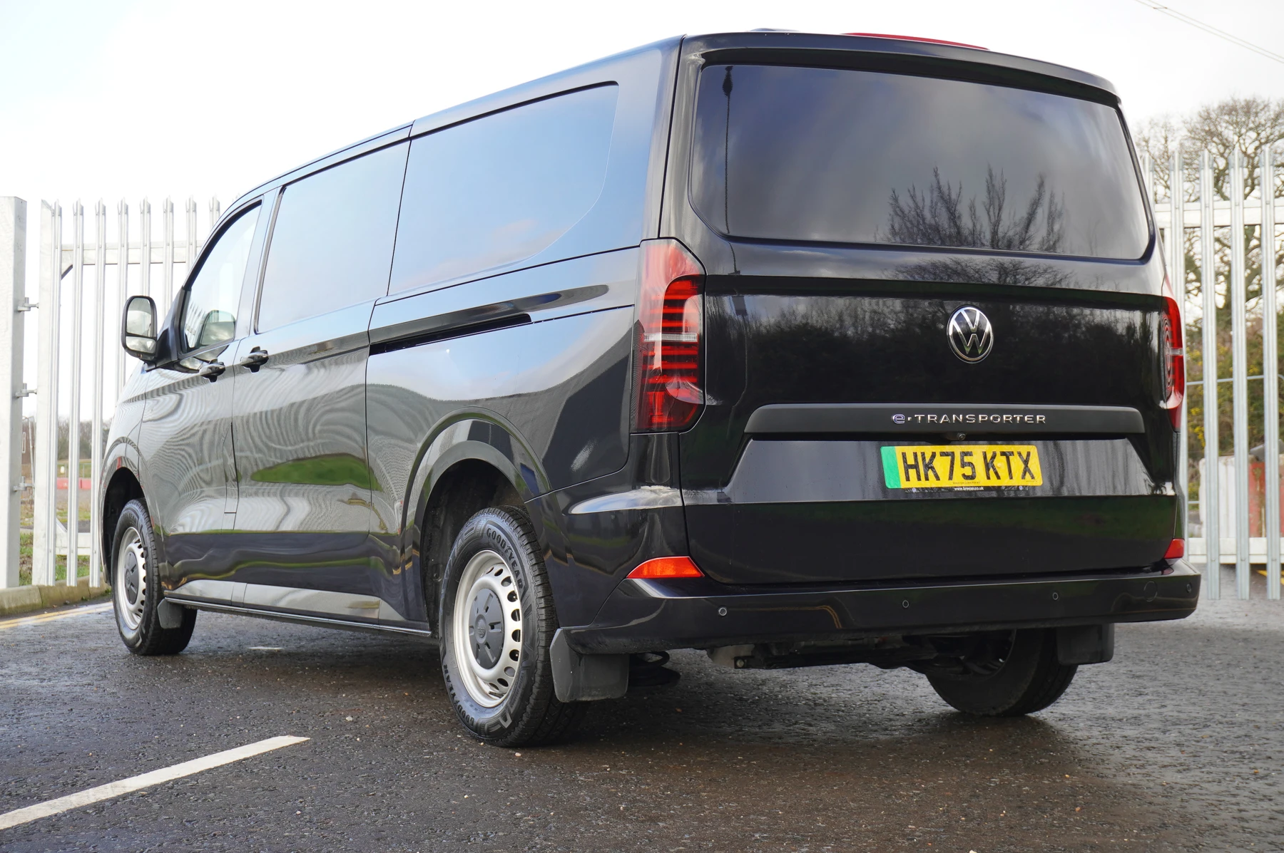Volkswagen-Transporter-image-2