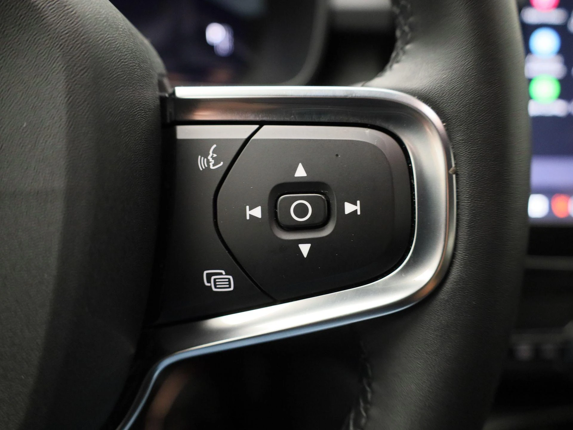 Volvo-EX40-image-16