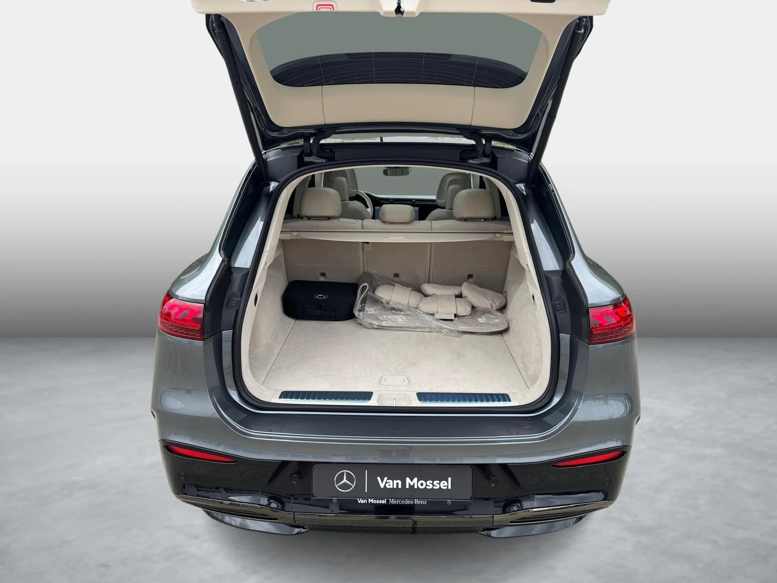 Mercedes-Benz-EQS-image-8