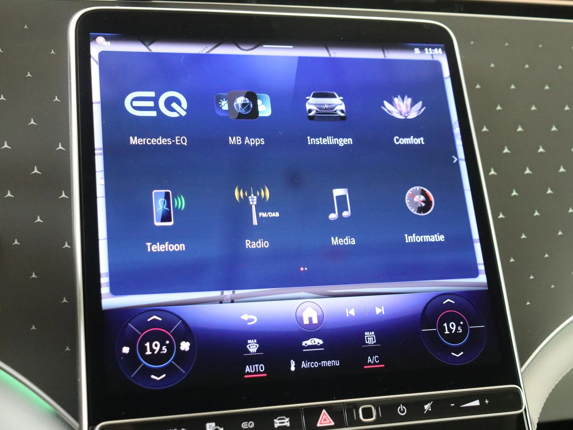 Mercedes-Benz-EQE-image-17