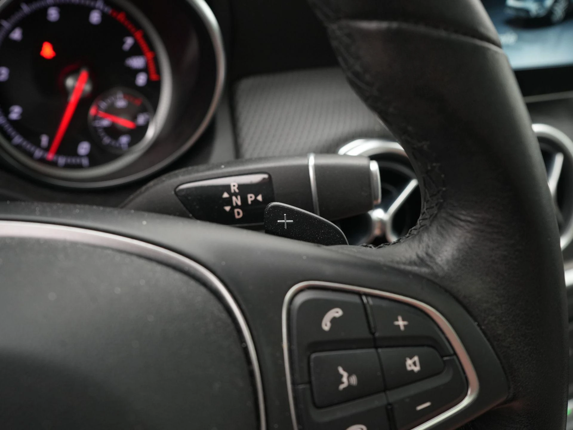 Mercedes-Benz-GLA-image-22