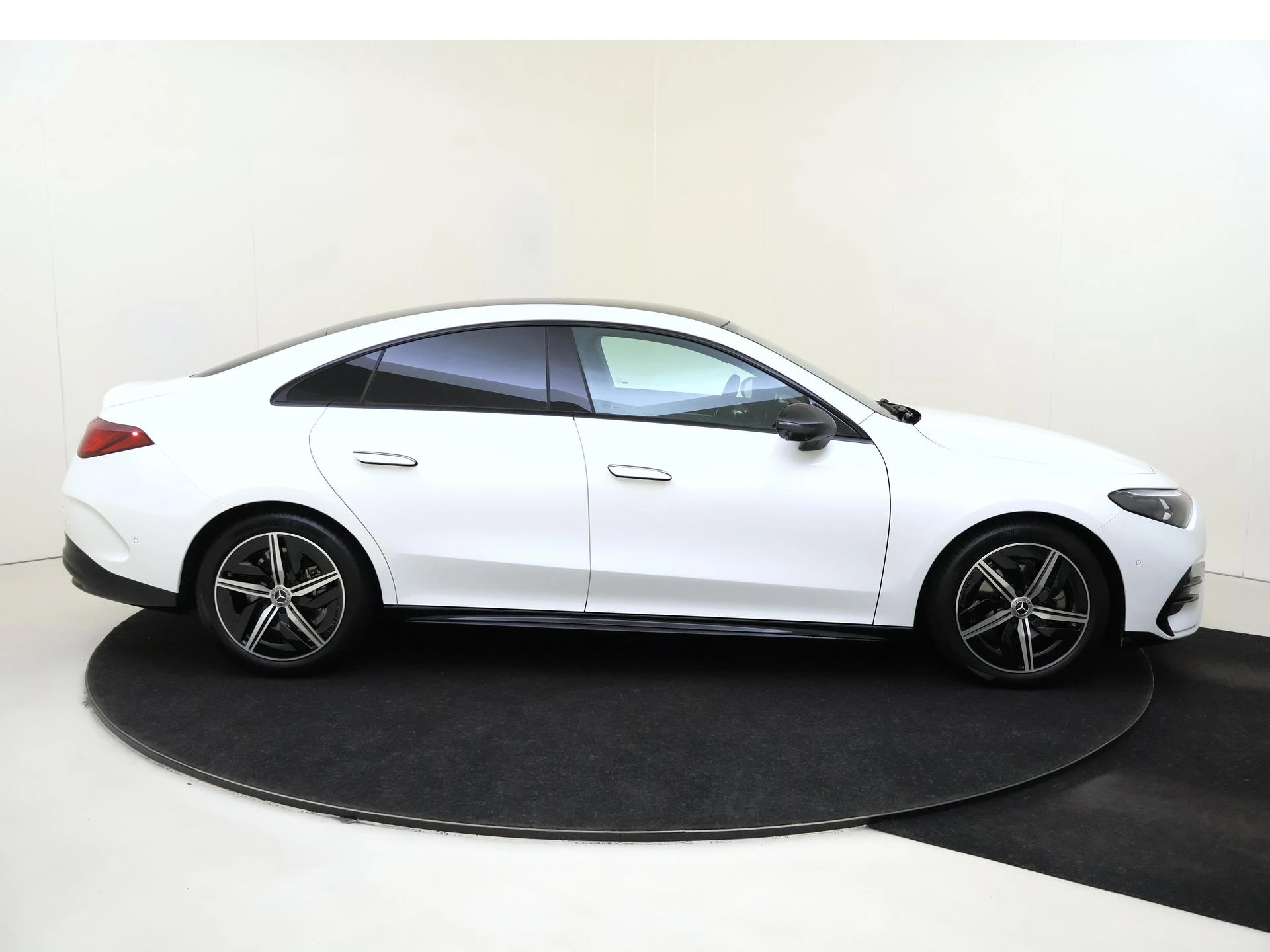 Mercedes-Benz-CLA-image-8