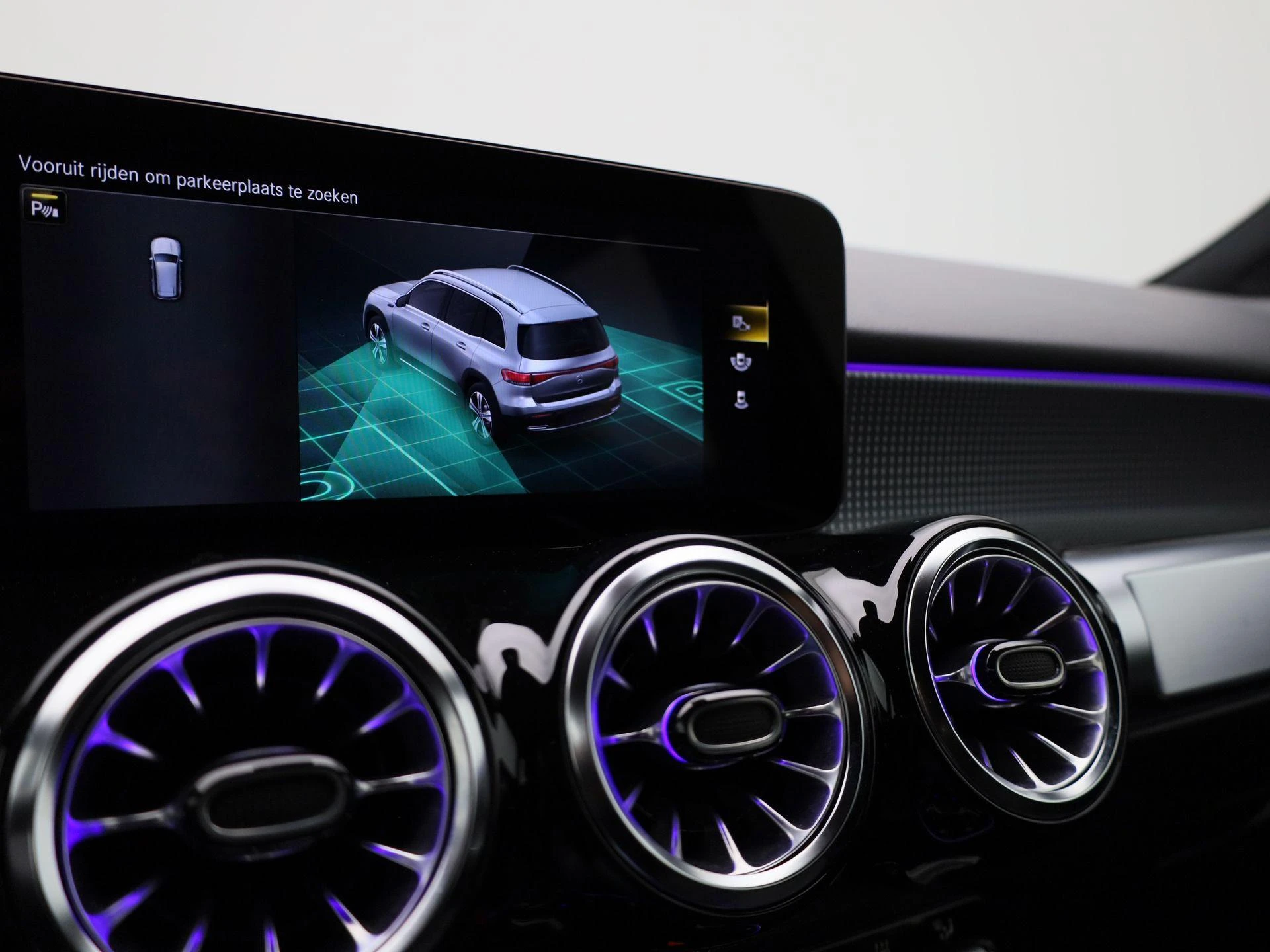 Mercedes-Benz-EQB-image-31