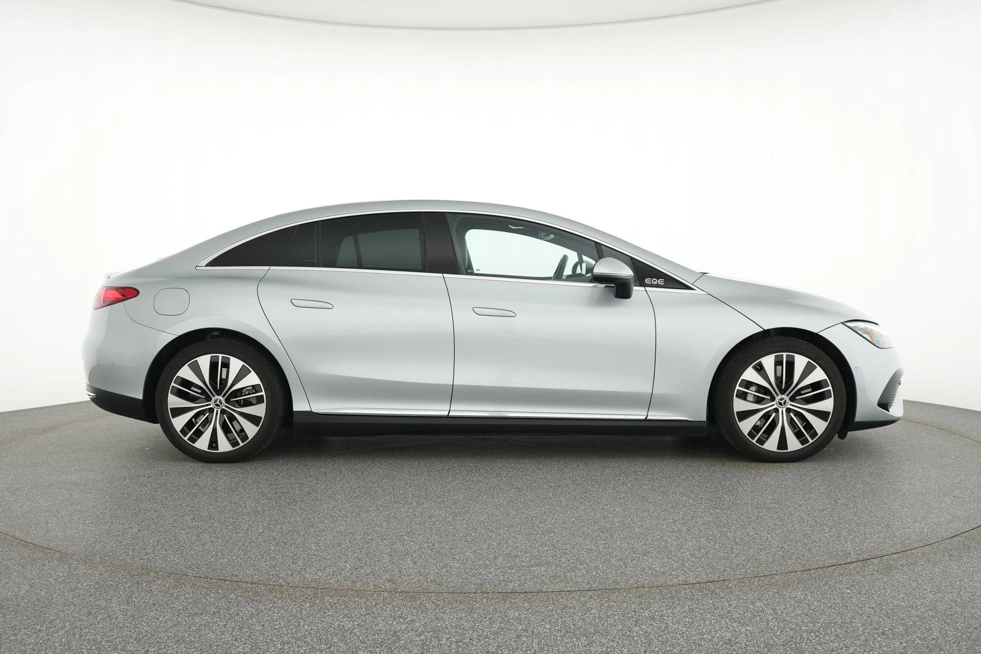 Mercedes-Benz EQE 300 Luxury Line + LEDER + TREKHAAK + CARPLAY + CAMERA +