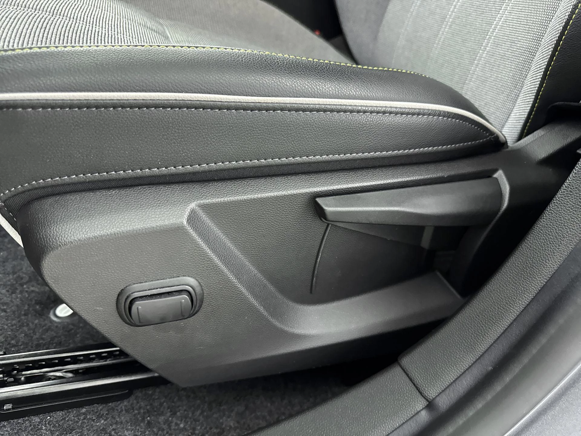 Renault-Megane E-Tech-image-15