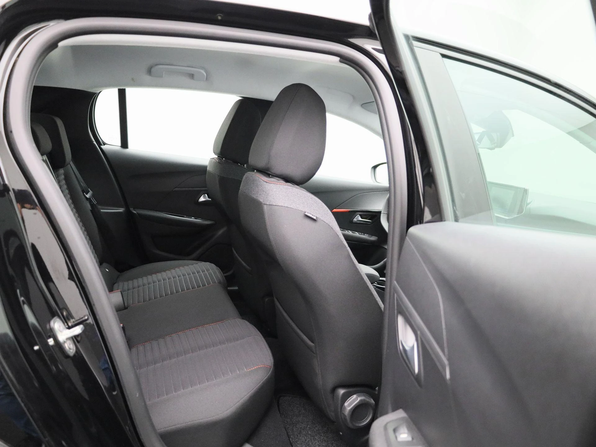 Peugeot-e-208-image-36
