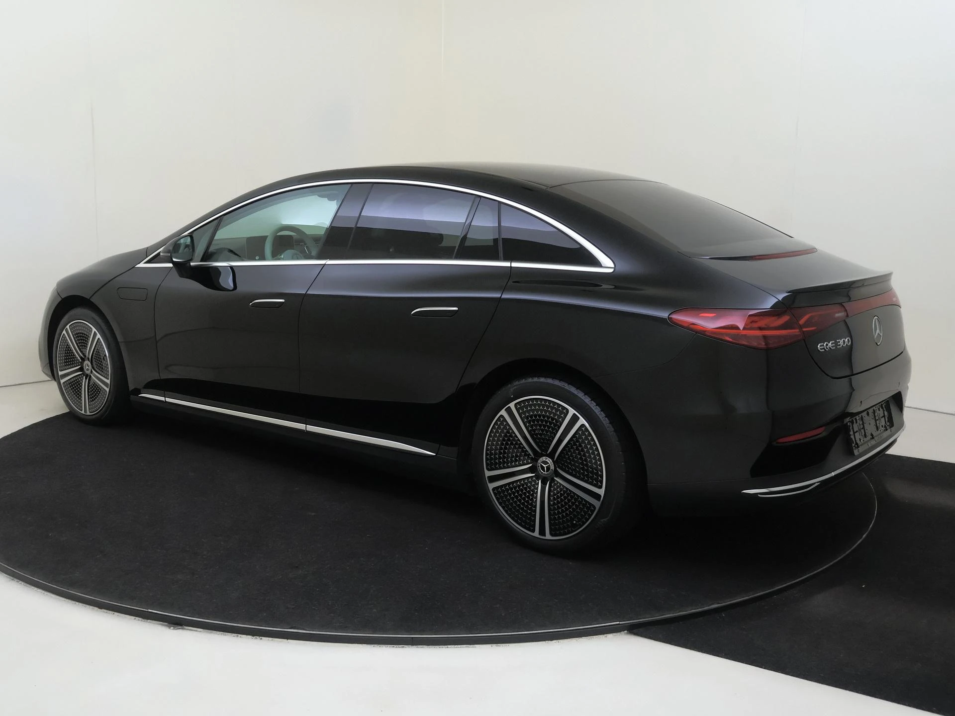 Mercedes-Benz-EQE-image-2