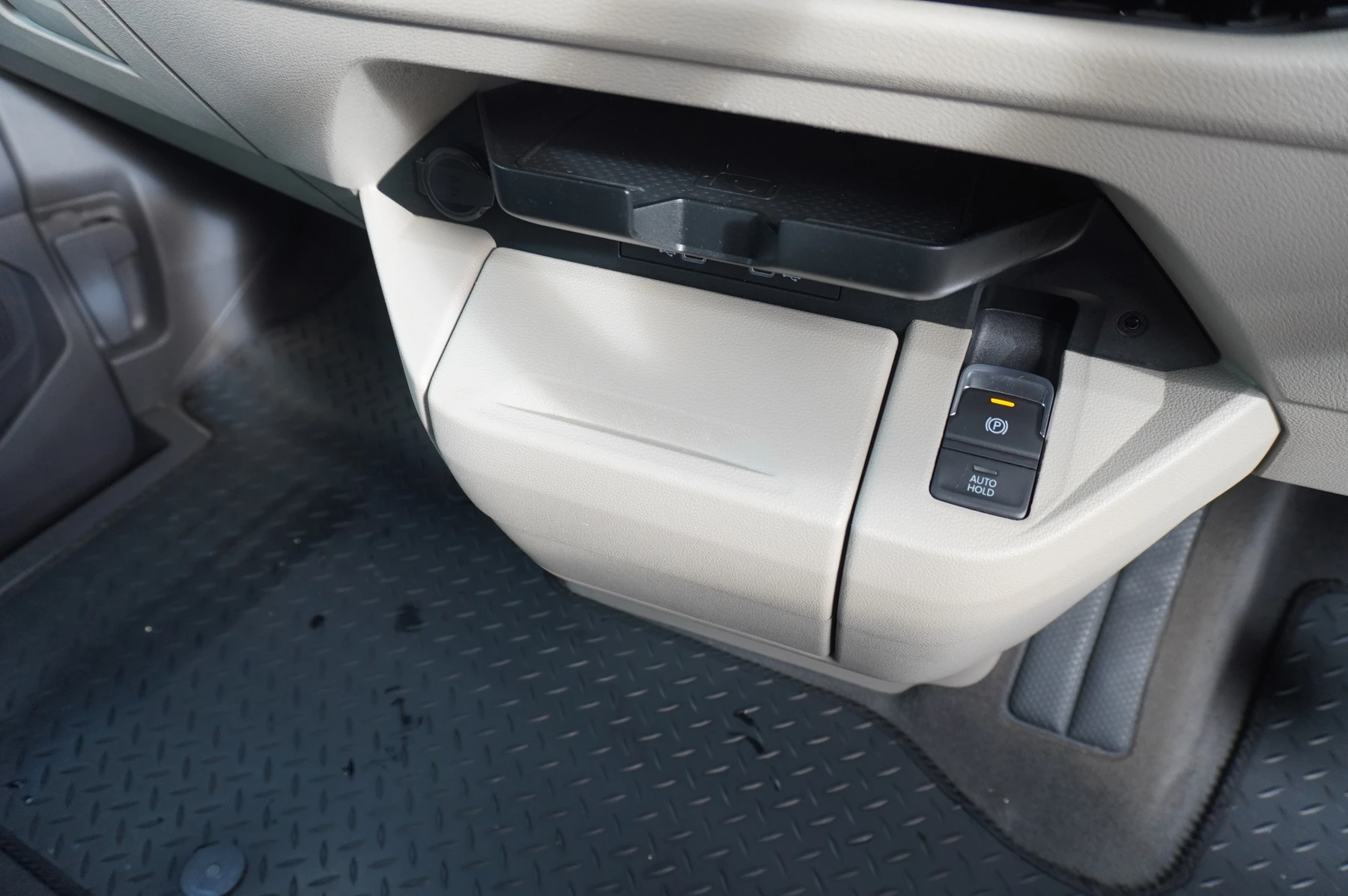 Volkswagen-Multivan-image-54