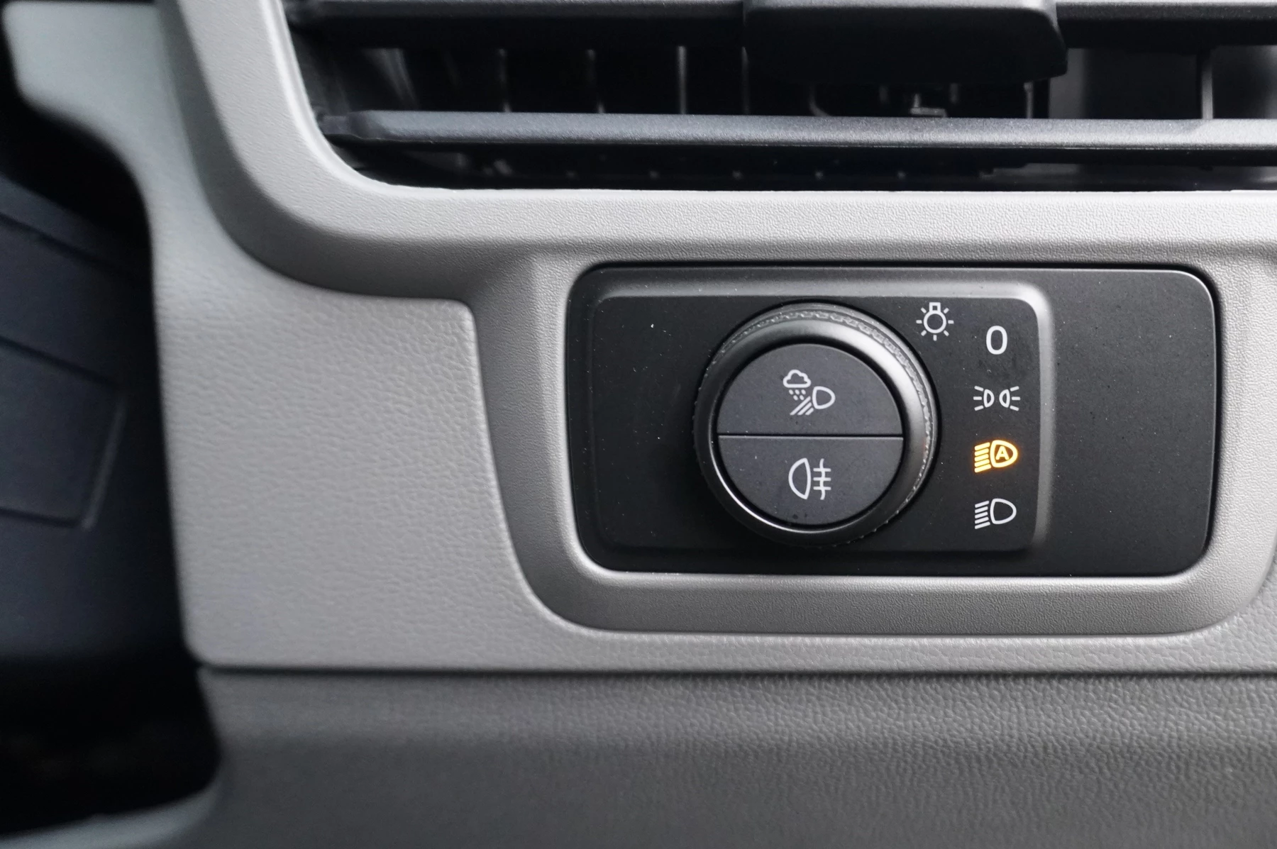 Volkswagen-Transporter-image-52
