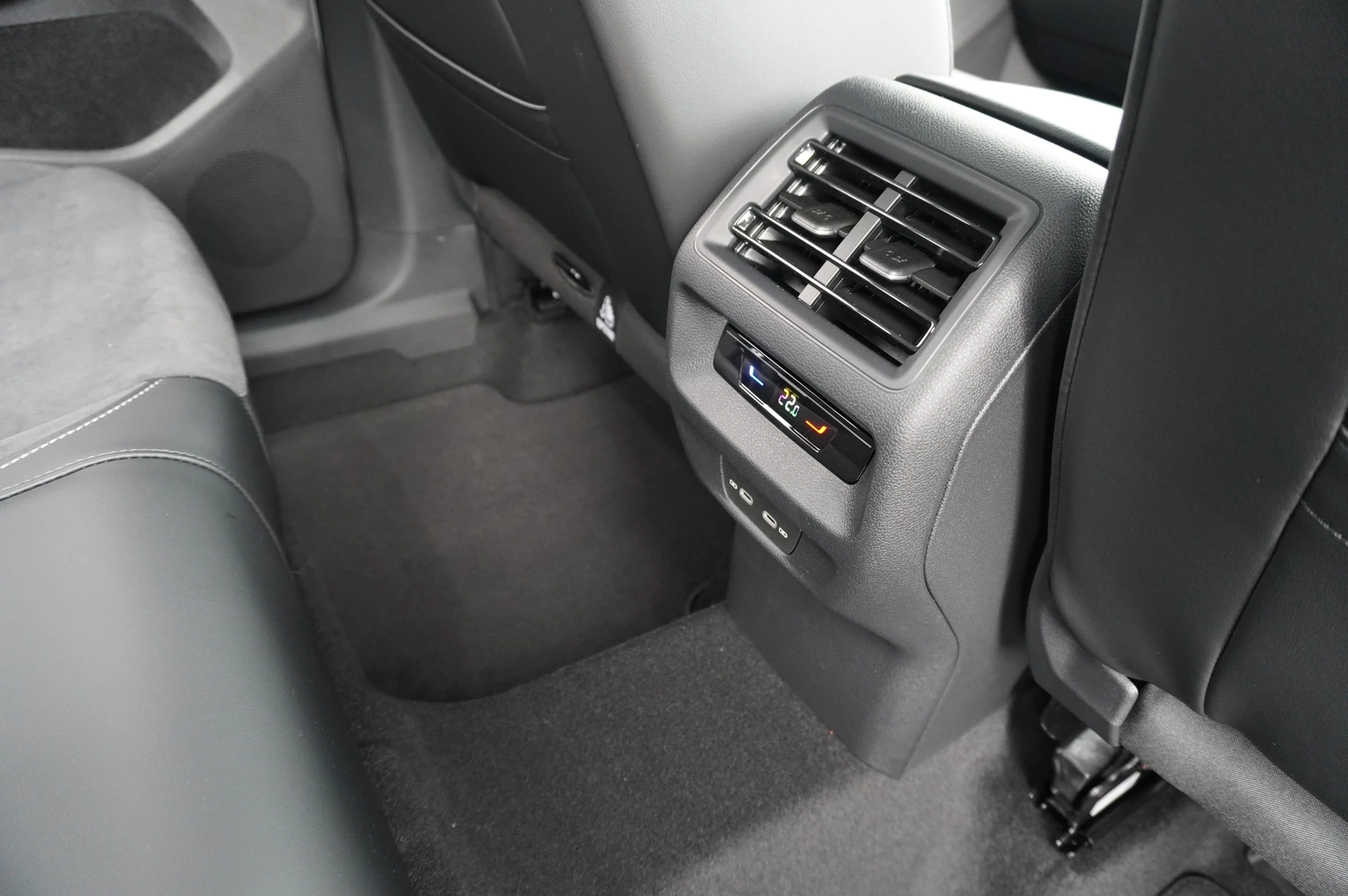 Volkswagen-Tiguan-image-12