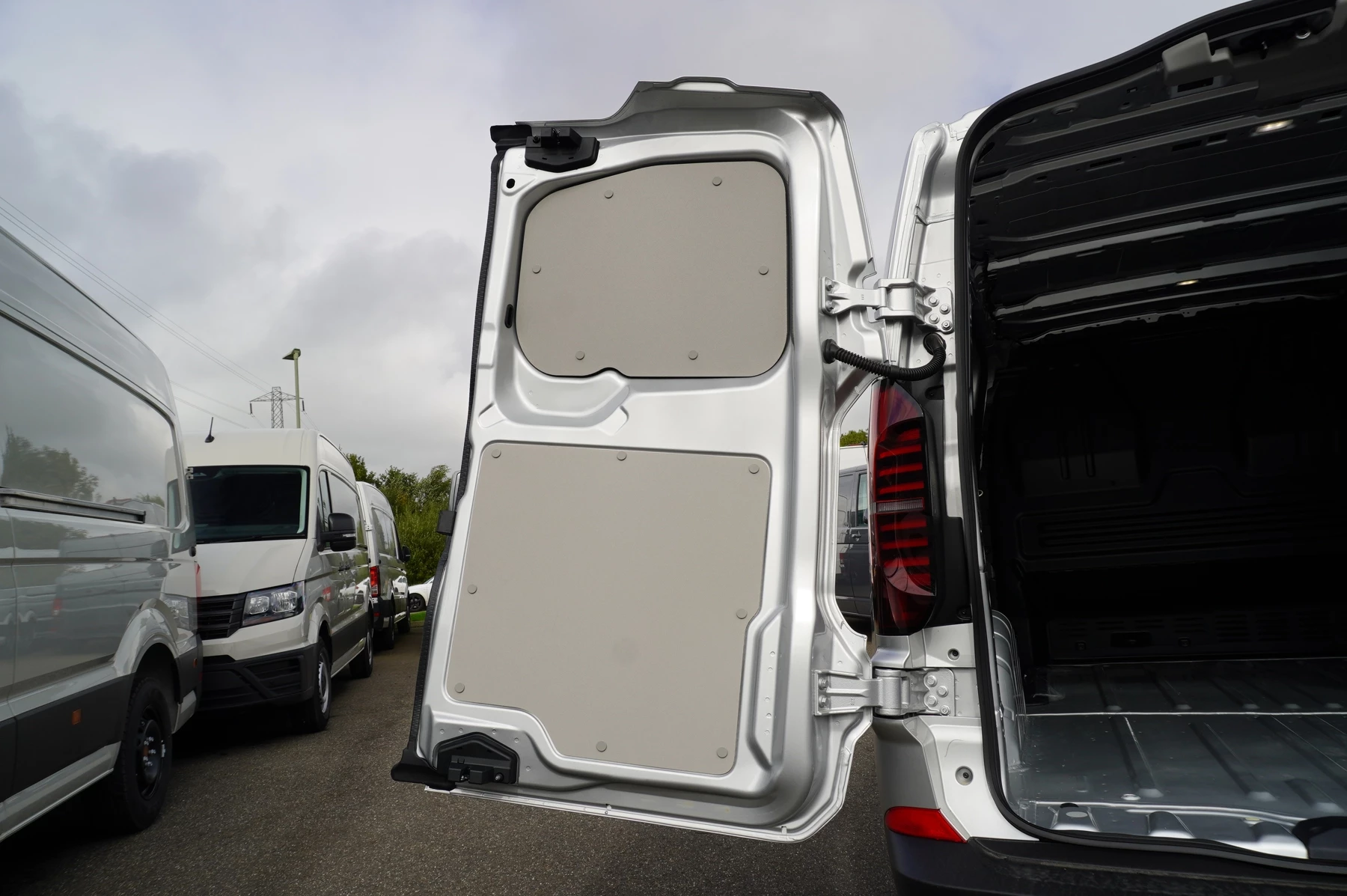 Volkswagen-Transporter-image-13