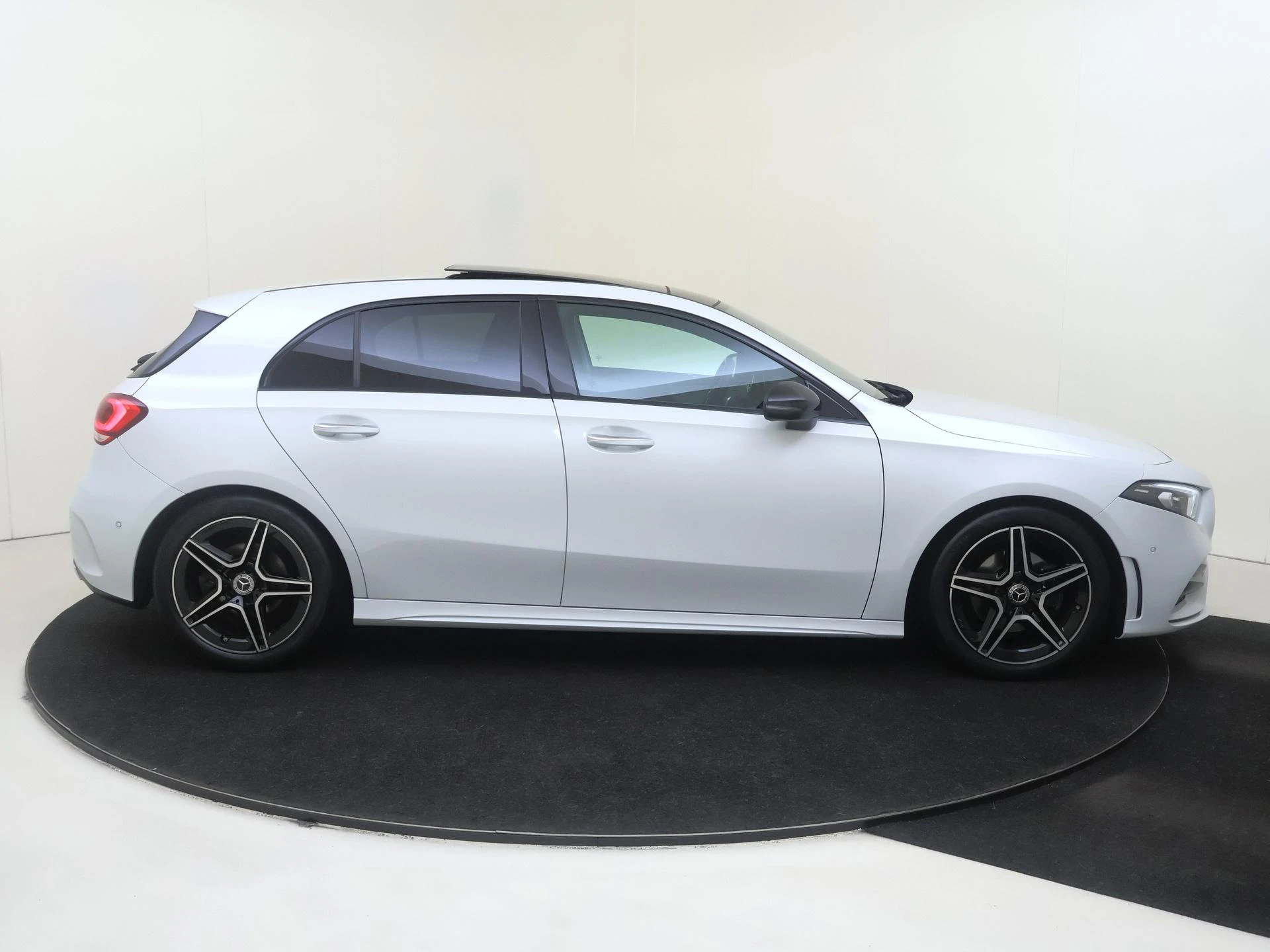 Mercedes-Benz-A-Klasse-image-8
