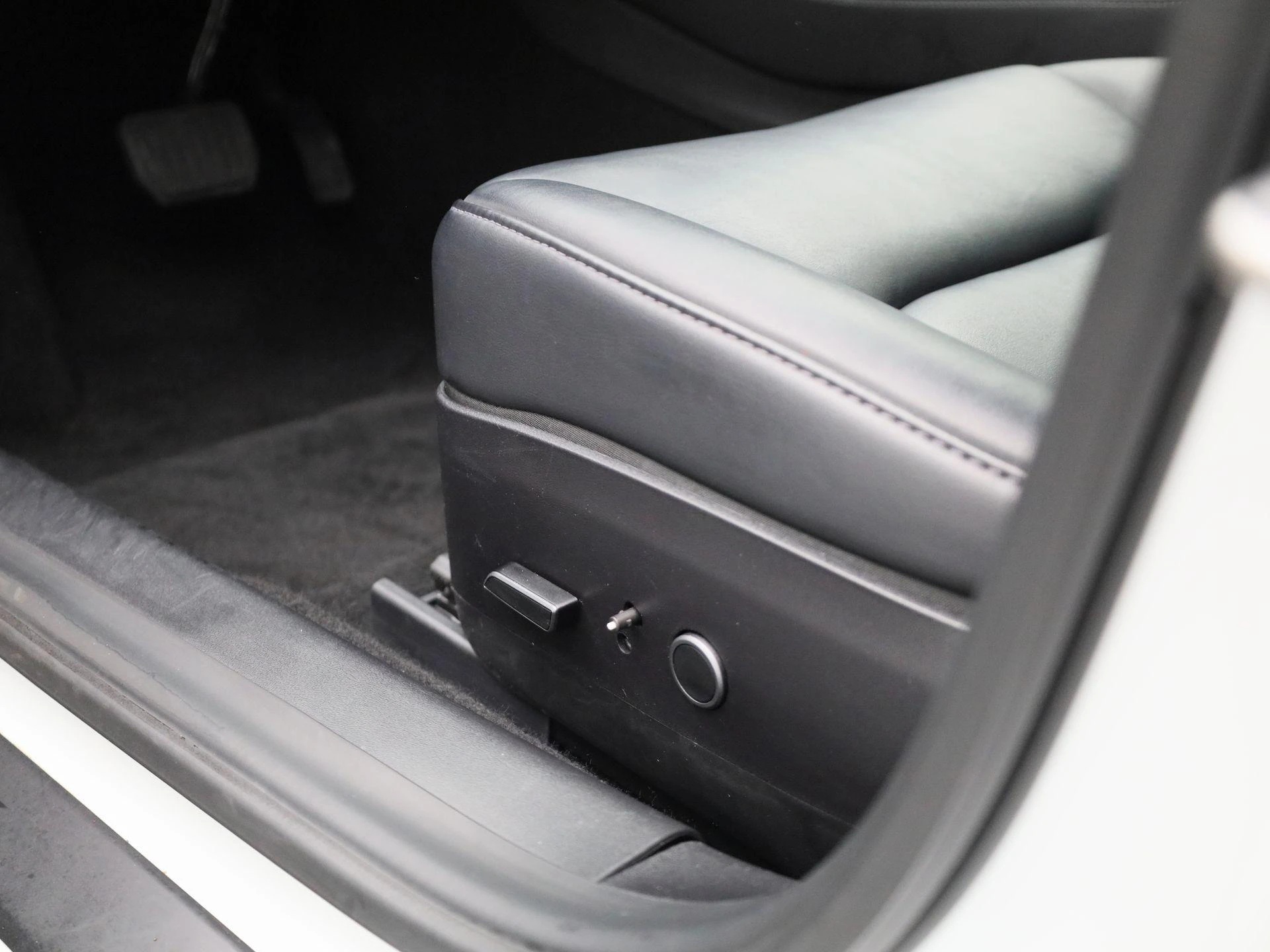 Tesla-Model 3-image-31