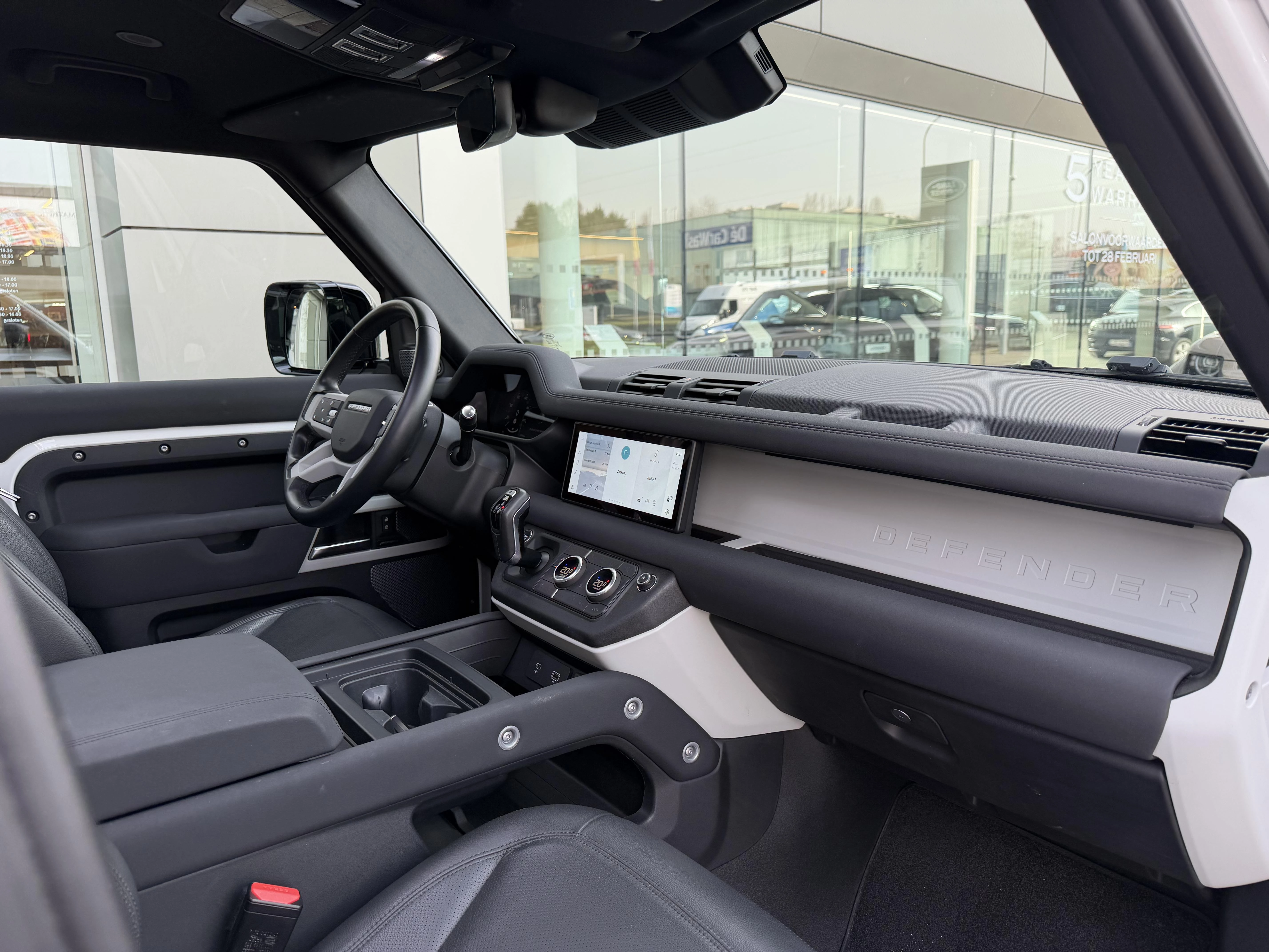 Land Rover Defender 110 D250 SE AWD