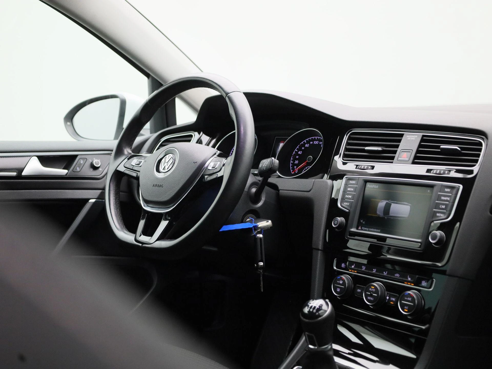 Volkswagen-Golf-image-31