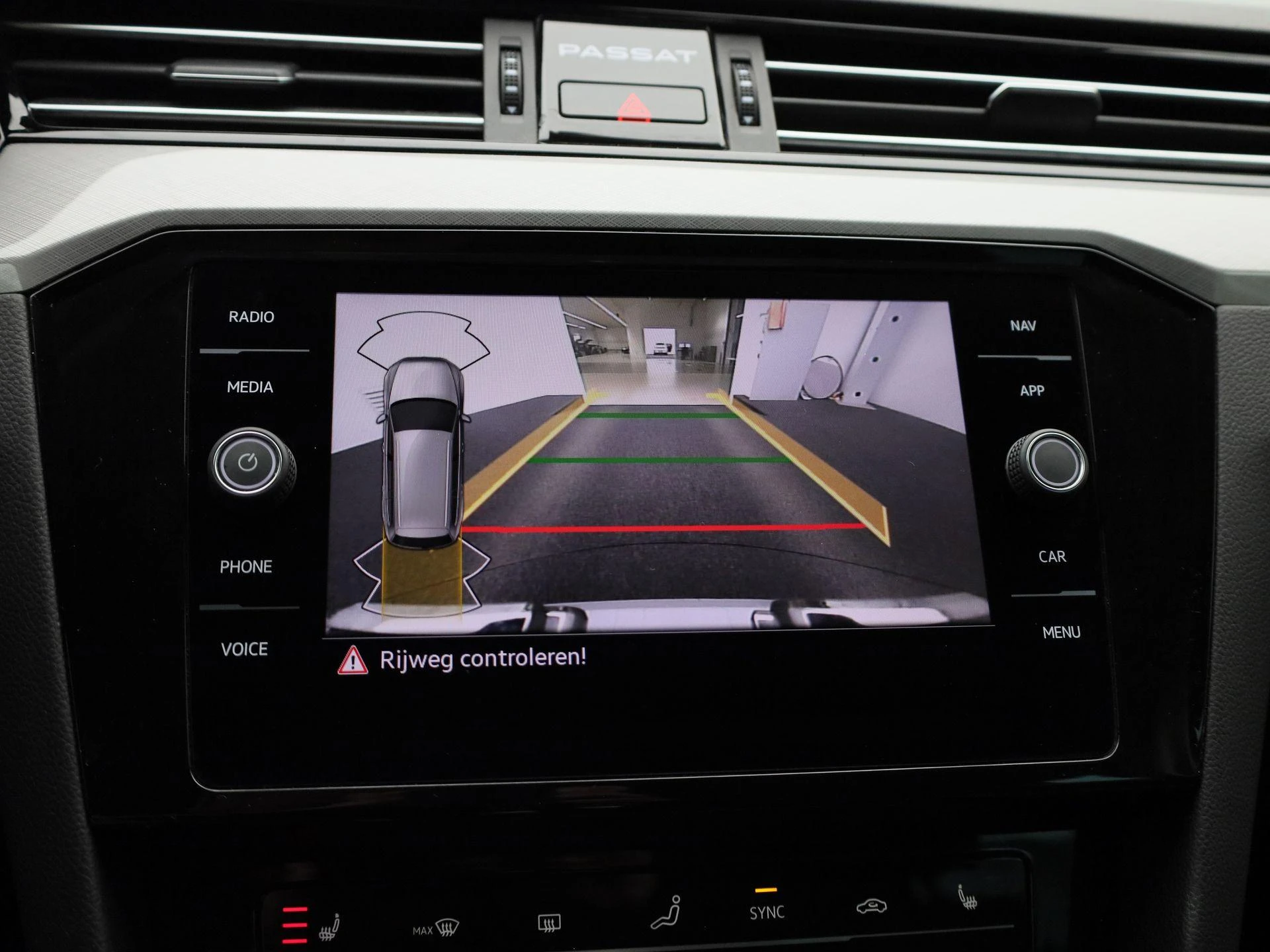 Volkswagen-Passat-image-27
