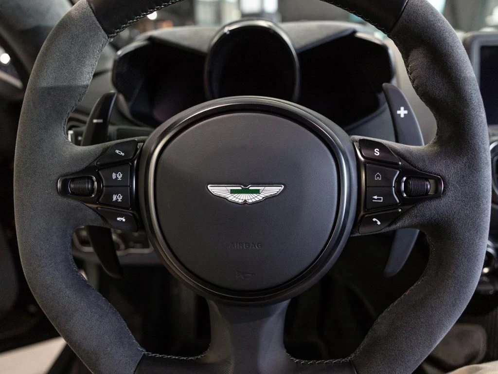 Aston Martin-V8 Vantage-image-11