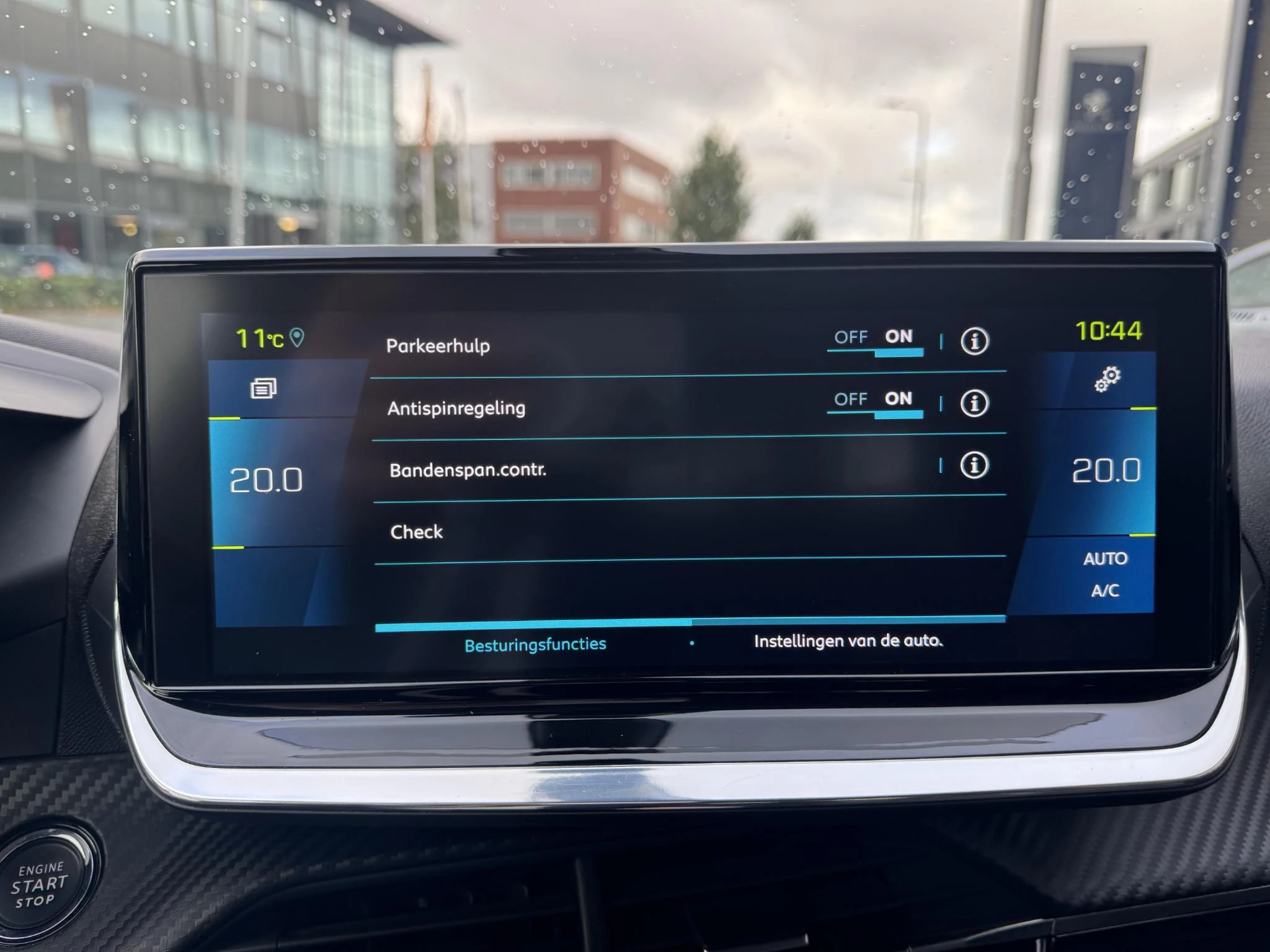 Peugeot-e-2008-image-11