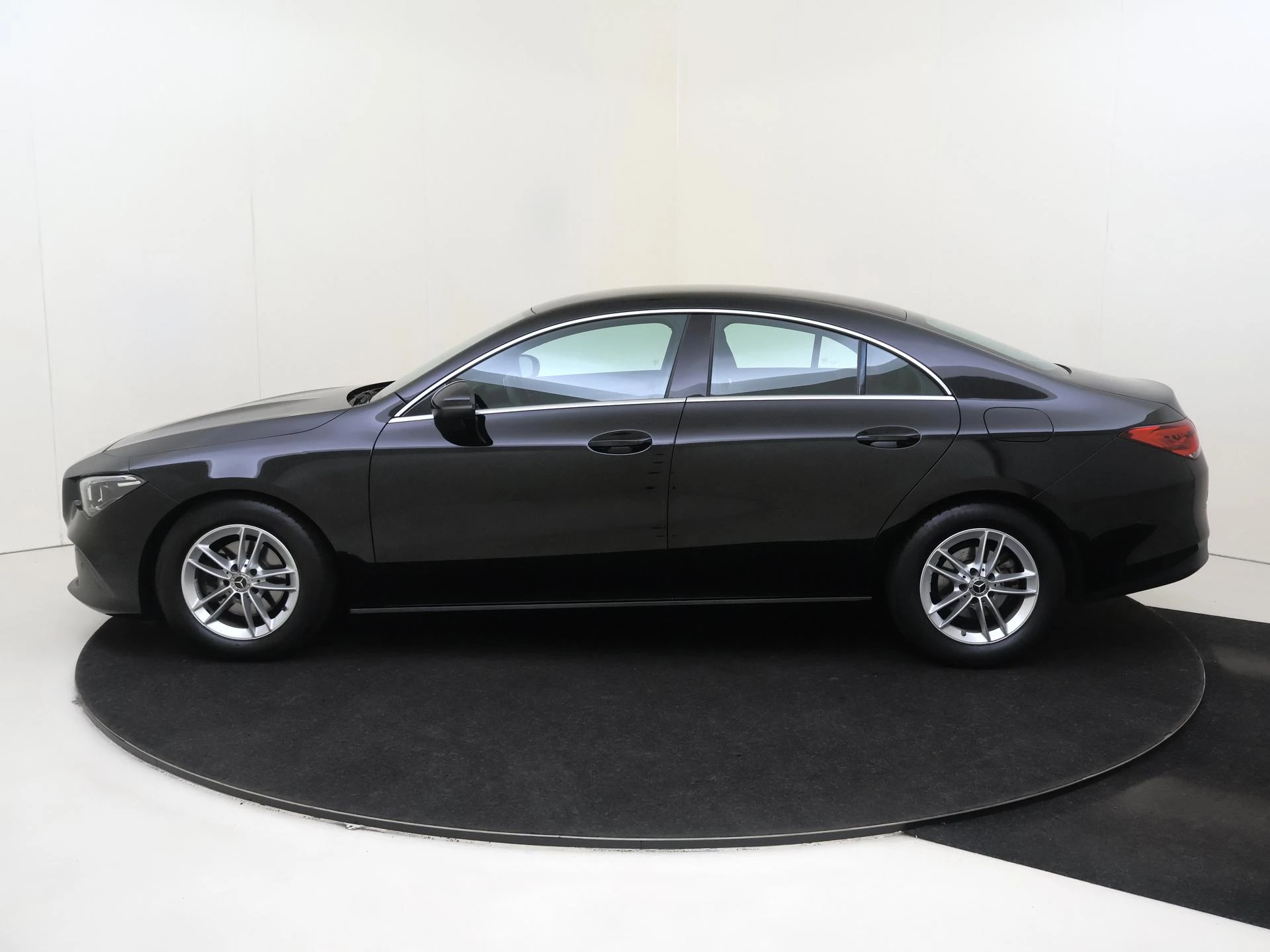Mercedes-Benz-CLA-image-8