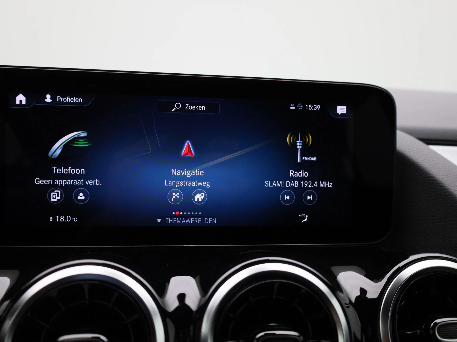 Mercedes-Benz-GLA-image-13