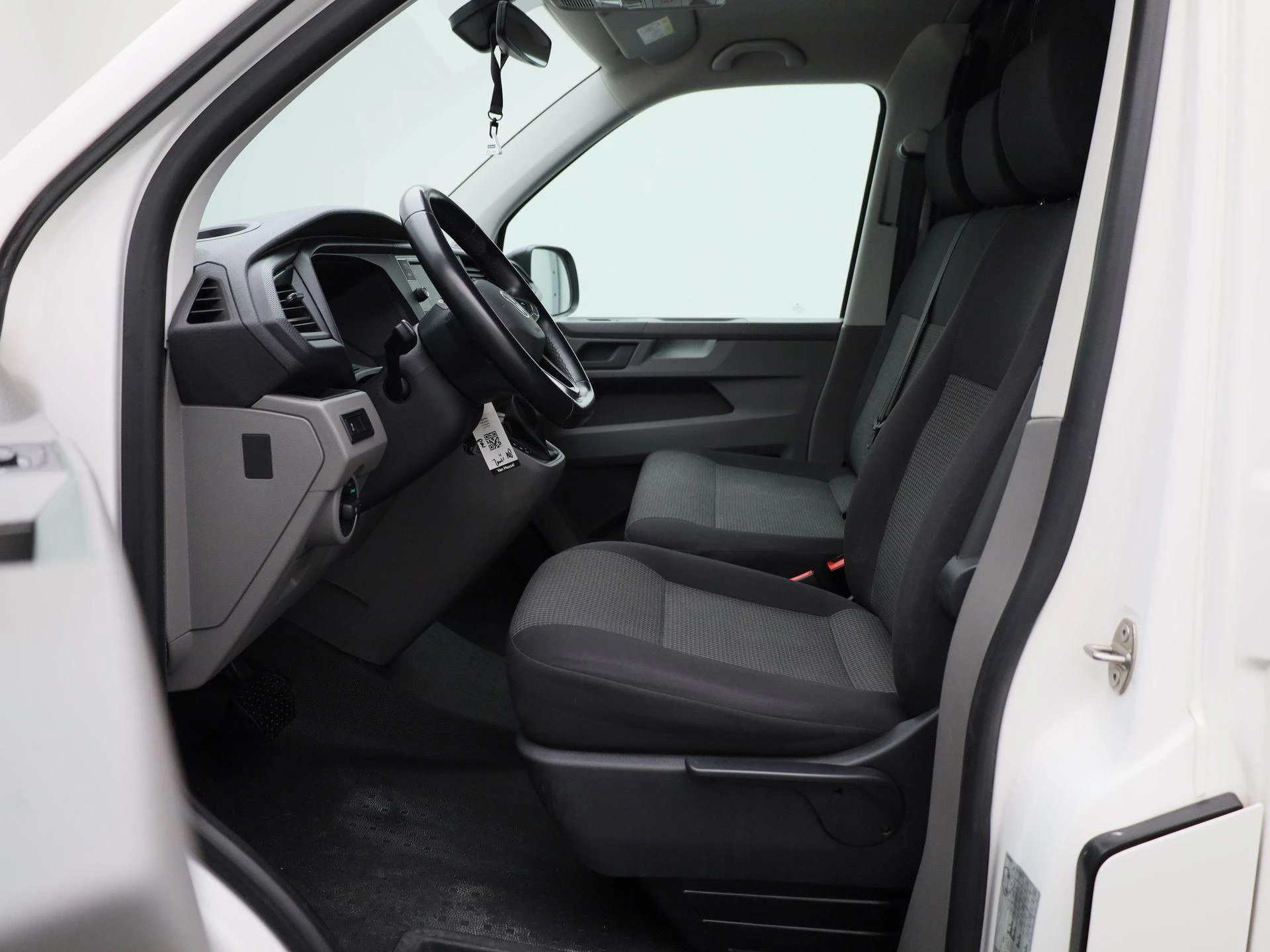 Volkswagen-Transporter-image-10