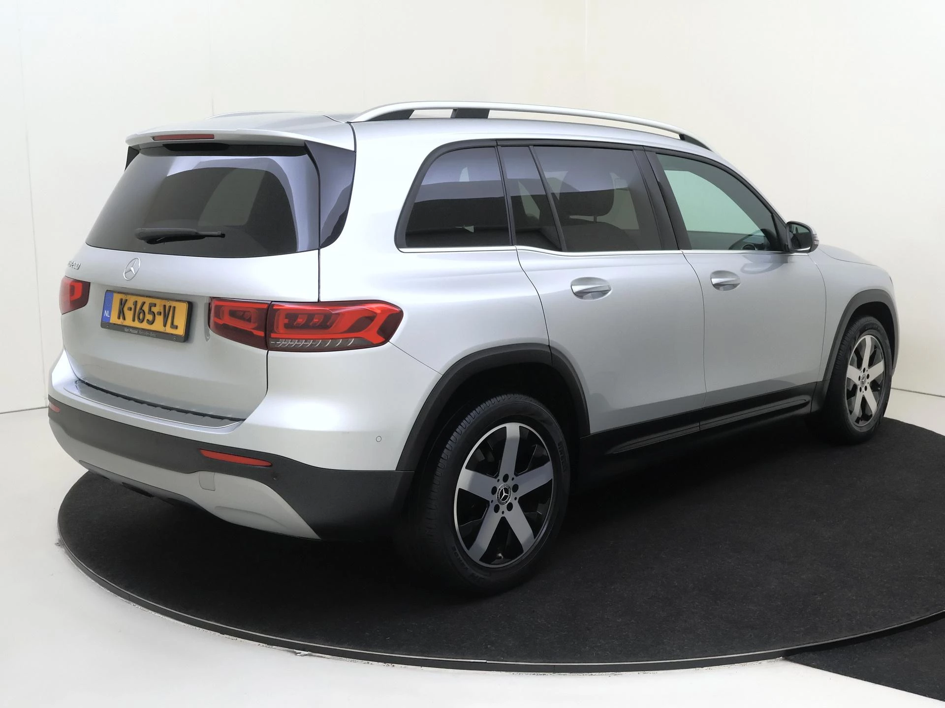 Mercedes-Benz-GLB-image-3